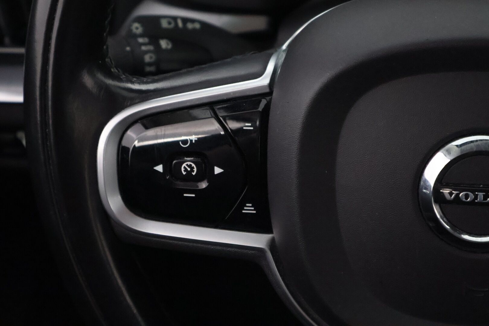 Volvo V60 2019 D4 AWD Momentum aut - Webasto / Adapt.Vakkari / Vetokoukku / Peruutuskamera / Full LED / Puolinahkasisusta / Ratinlämmitys / Juuri tullut Tampereelle!