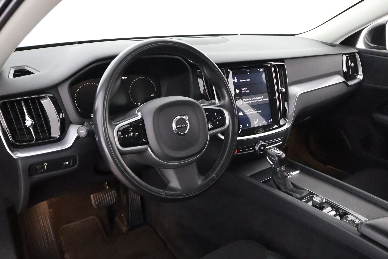Volvo V60 2019 D4 AWD Momentum aut - Webasto / Adapt.Vakkari / Vetokoukku / Peruutuskamera / Full LED / Puolinahkasisusta / Ratinlämmitys / Juuri tullut Tampereelle!