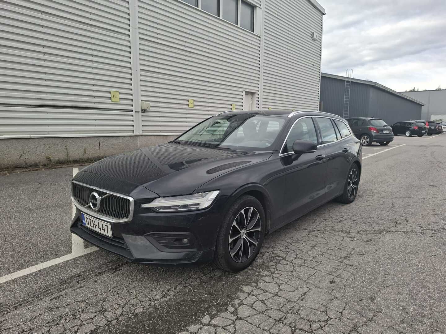 Volvo V60 2019 D4 AWD Momentum aut - Webasto / Adapt.Vakkari / Vetokoukku / Peruutuskamera / Full LED / Puolinahkasisusta / Ratinlämmitys / Juuri tullut Tampereelle!