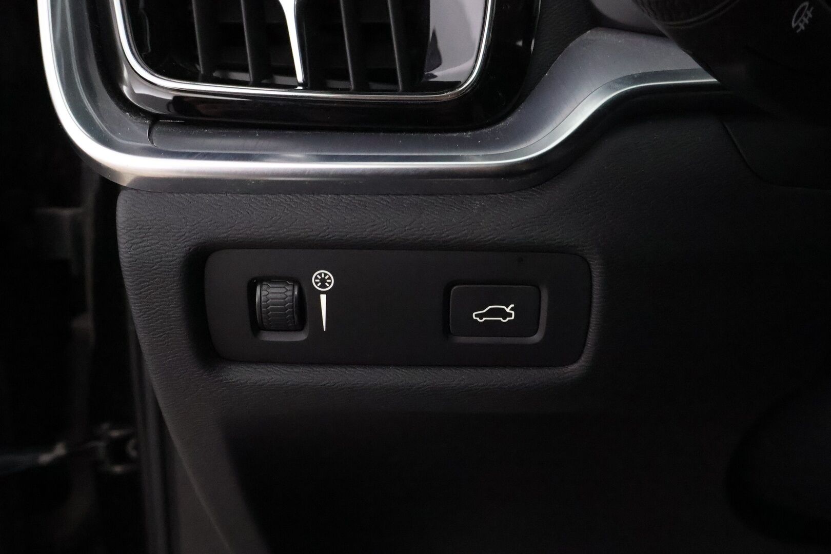 Volvo V60 2019 D4 AWD Momentum aut - Webasto / Adapt.Vakkari / Vetokoukku / Peruutuskamera / Full LED / Puolinahkasisusta / Ratinlämmitys / Juuri tullut Tampereelle!