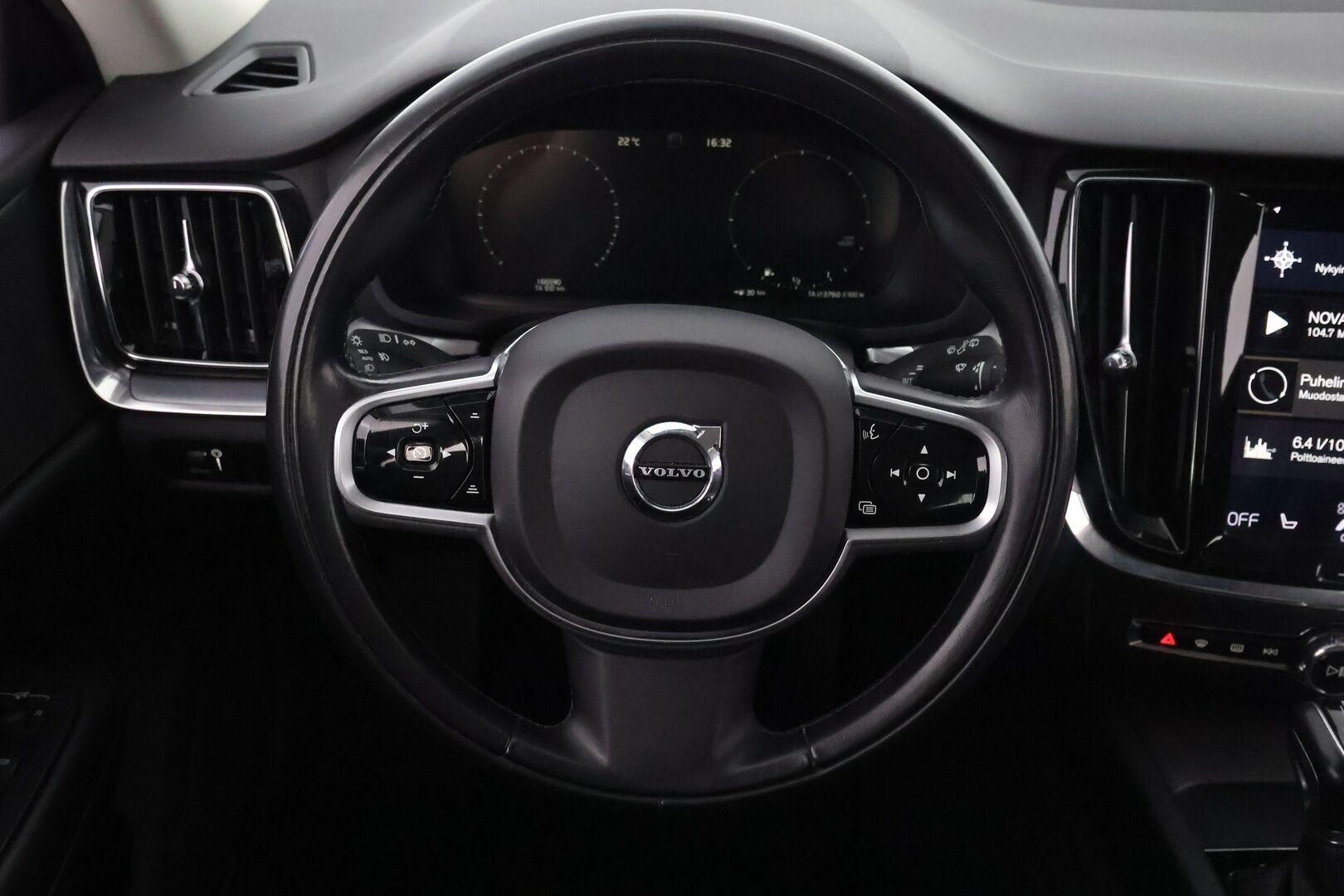 Volvo V60 2019 D4 AWD Momentum aut - Webasto / Adapt.Vakkari / Vetokoukku / Peruutuskamera / Full LED / Puolinahkasisusta / Ratinlämmitys / Juuri tullut Tampereelle!