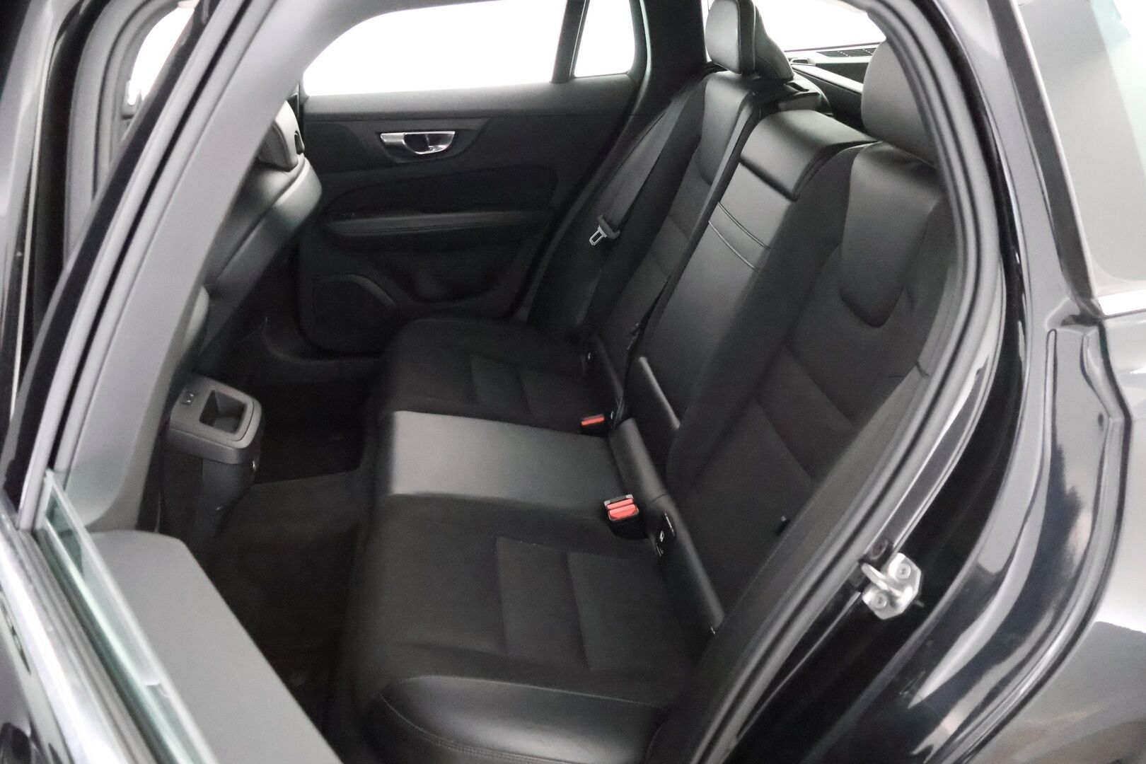 Volvo V60 2019 D4 AWD Momentum aut - Webasto / Adapt.Vakkari / Vetokoukku / Peruutuskamera / Full LED / Puolinahkasisusta / Ratinlämmitys / Juuri tullut Tampereelle!