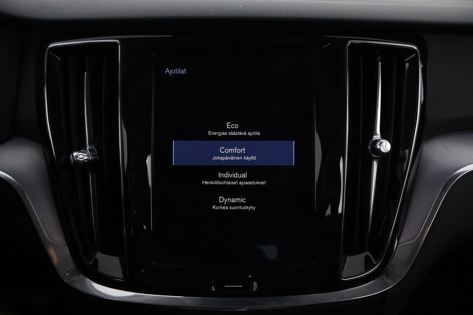 Volvo V60 2019 D4 AWD Momentum aut - Webasto / Adapt.Vakkari / Vetokoukku / Peruutuskamera / Full LED / Puolinahkasisusta / Ratinlämmitys / Juuri tullut Tampereelle!