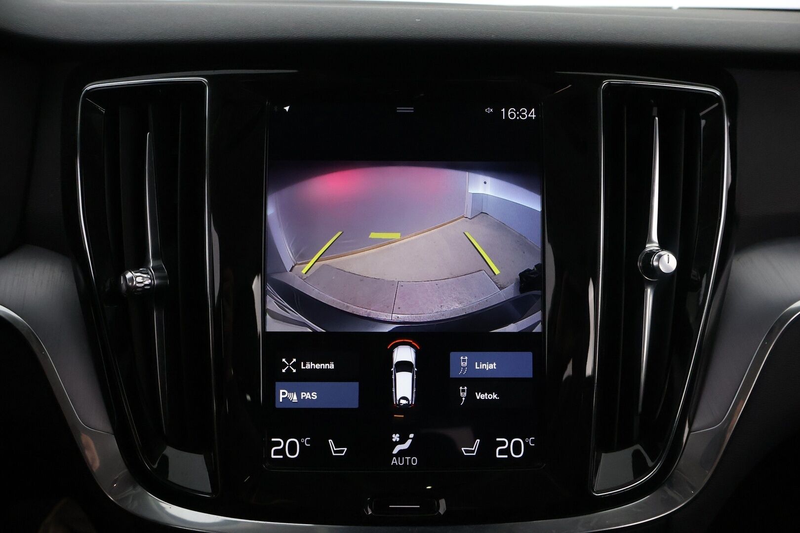 Volvo V60 2019 D4 AWD Momentum aut - Webasto / Adapt.Vakkari / Vetokoukku / Peruutuskamera / Full LED / Puolinahkasisusta / Ratinlämmitys / Juuri tullut Tampereelle!