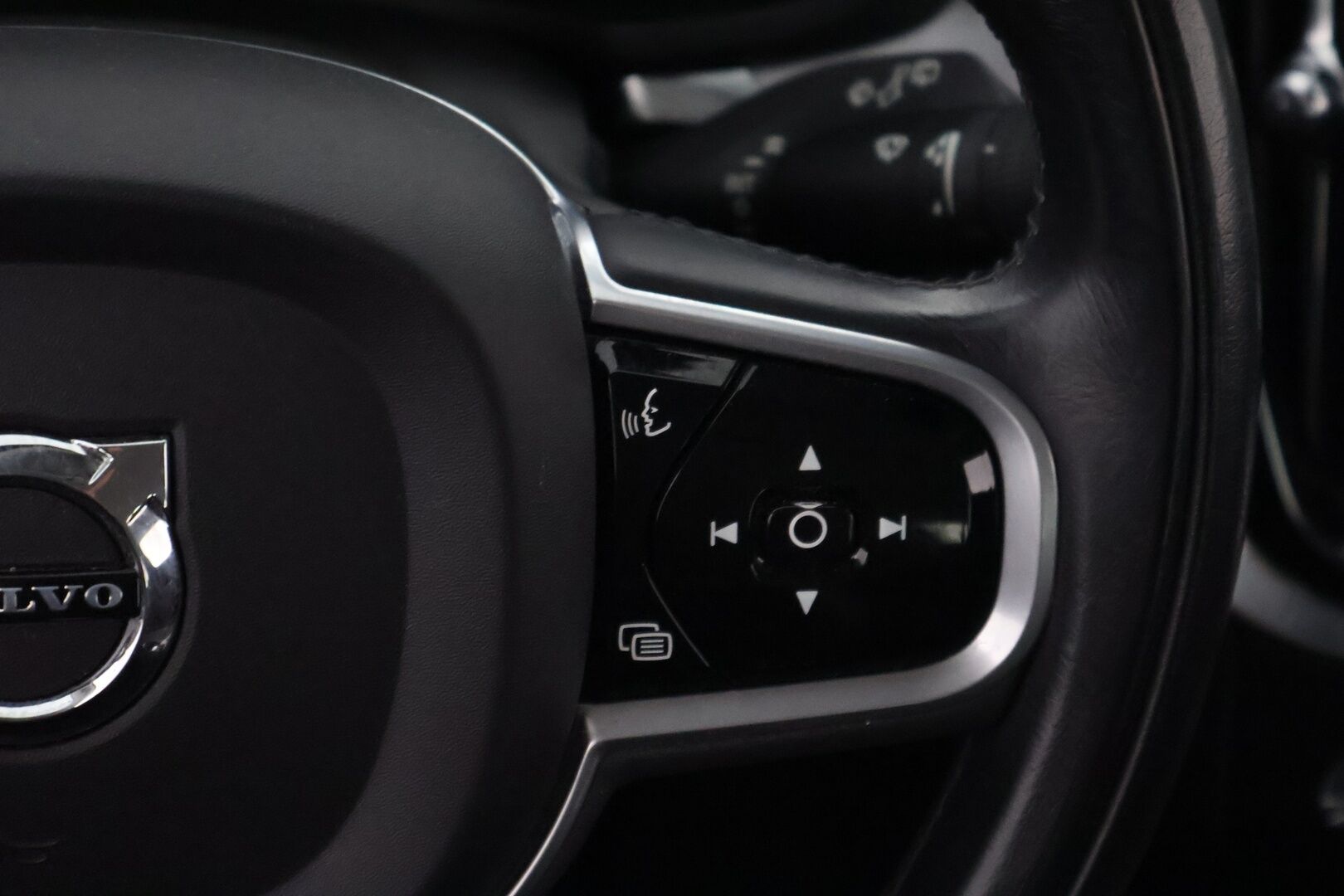 Volvo V60 2019 D4 AWD Momentum aut - Webasto / Adapt.Vakkari / Vetokoukku / Peruutuskamera / Full LED / Puolinahkasisusta / Ratinlämmitys / Juuri tullut Tampereelle!