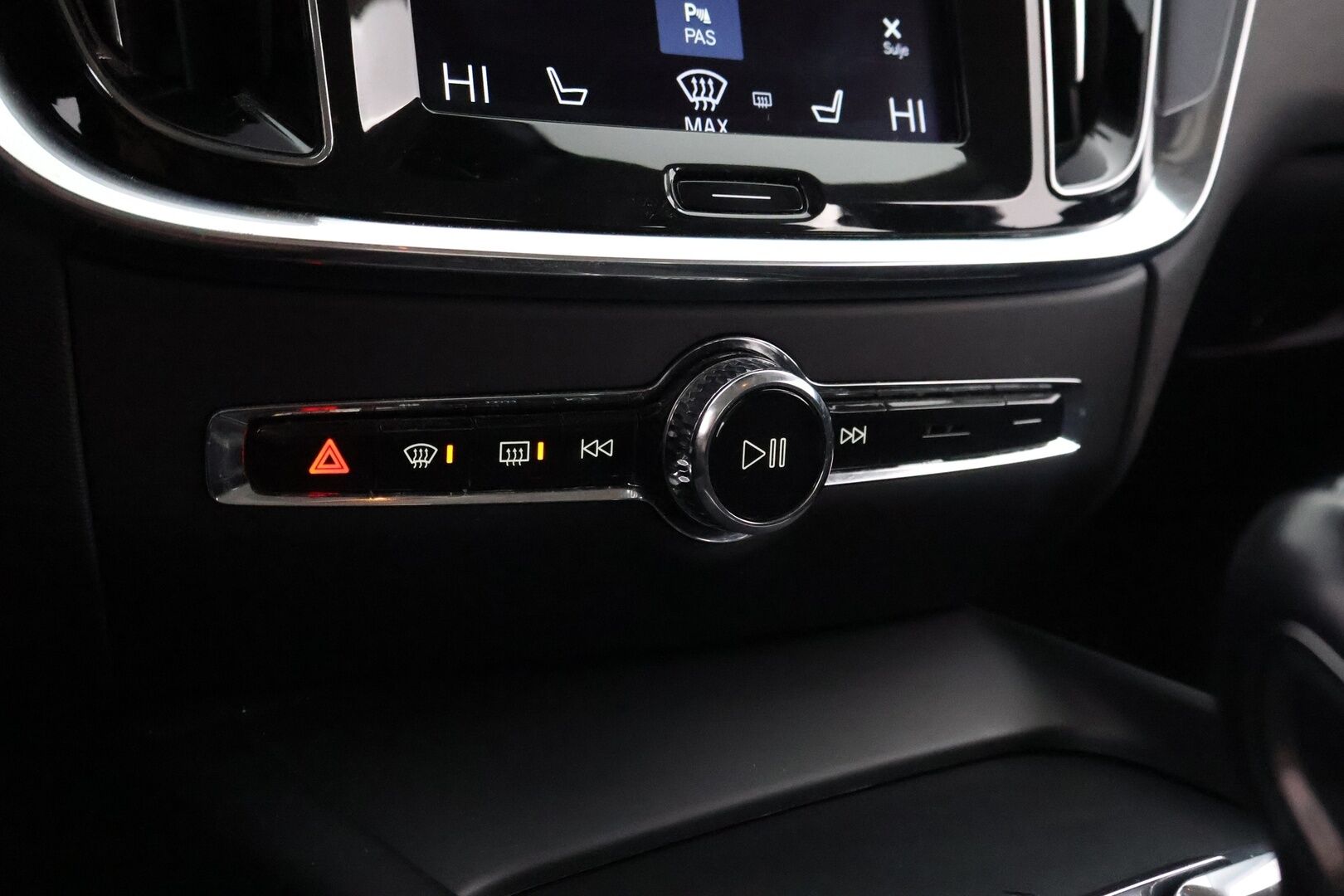 Volvo V60 2019 D4 AWD Momentum aut - Webasto / Adapt.Vakkari / Vetokoukku / Peruutuskamera / Full LED / Puolinahkasisusta / Ratinlämmitys / Juuri tullut Tampereelle!
