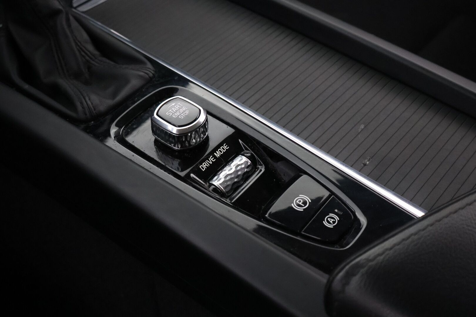 Volvo V60 2019 D4 AWD Momentum aut - Webasto / Adapt.Vakkari / Vetokoukku / Peruutuskamera / Full LED / Puolinahkasisusta / Ratinlämmitys / Juuri tullut Tampereelle!