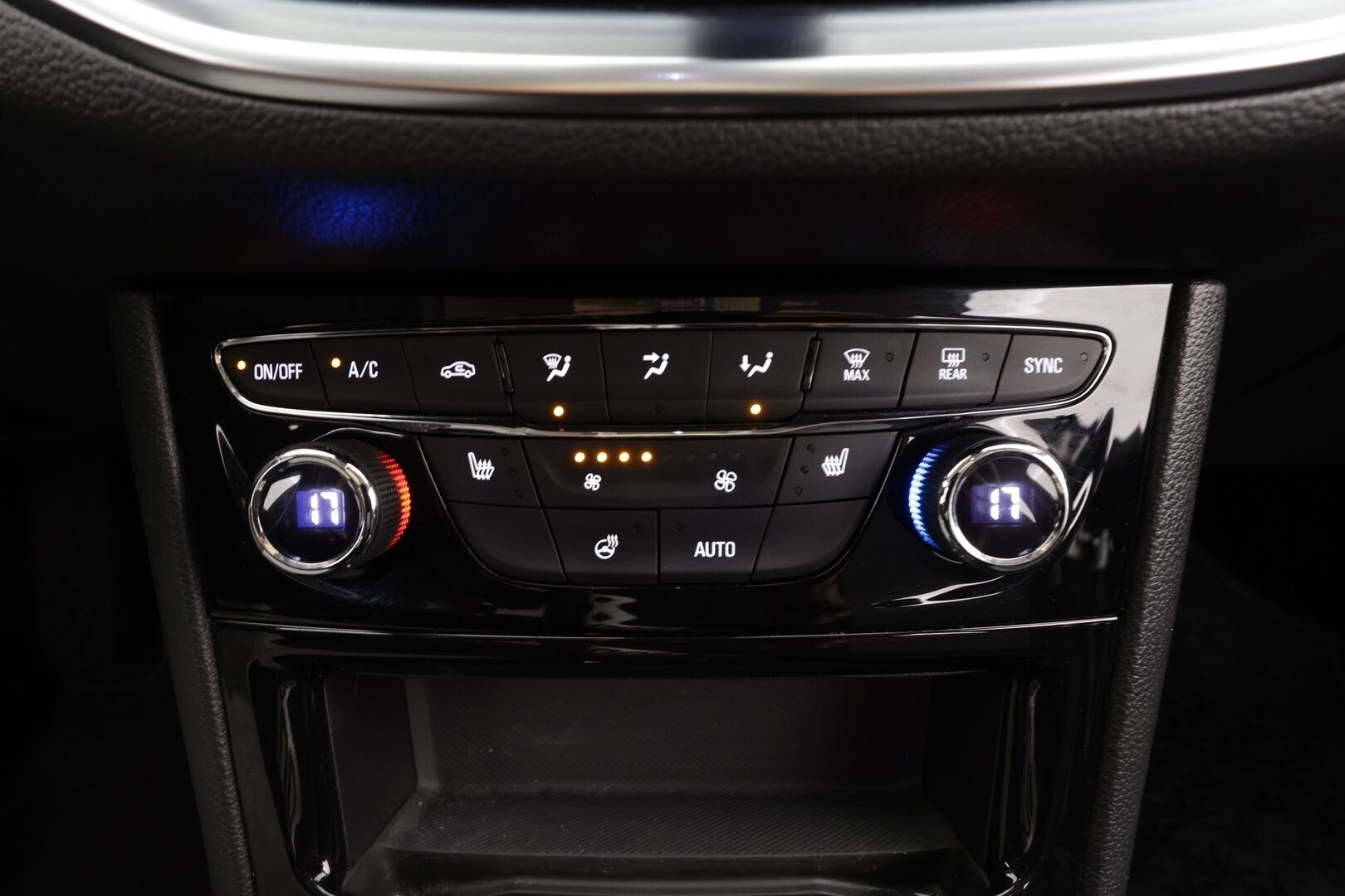 Opel Astra 2022 Sports Tourer Classic Innovation 145 Turbo A * Keyless / LUX LED / P.Kamera / Sisätilanlämmitin / Koukku / Kaistavahti * - Suomi-auto / Kahdet hyvät renkaat vanteilla - HULLUT VÄLIPÄIVÄT KORKOTARJOUS 2,49%