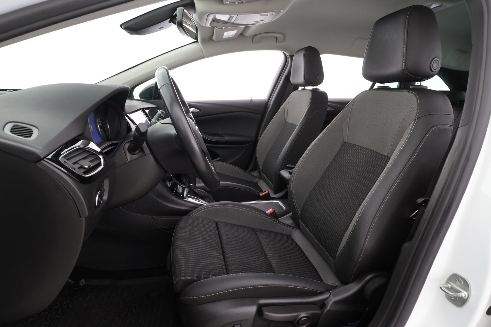 Opel Astra 2022 Sports Tourer Classic Innovation 145 Turbo A * Keyless / LUX LED / P.Kamera / Sisätilanlämmitin / Koukku / Kaistavahti * - Suomi-auto / Kahdet hyvät renkaat vanteilla - HULLUT VÄLIPÄIVÄT KORKOTARJOUS 2,49%