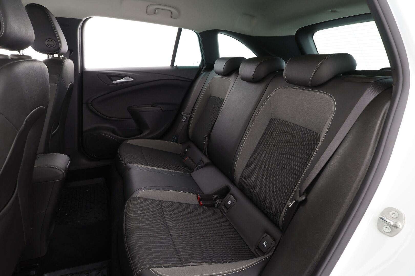 Opel Astra 2022 Sports Tourer Classic Innovation 145 Turbo A * Keyless / LUX LED / P.Kamera / Sisätilanlämmitin / Koukku / Kaistavahti * - Suomi-auto / Kahdet renkaat