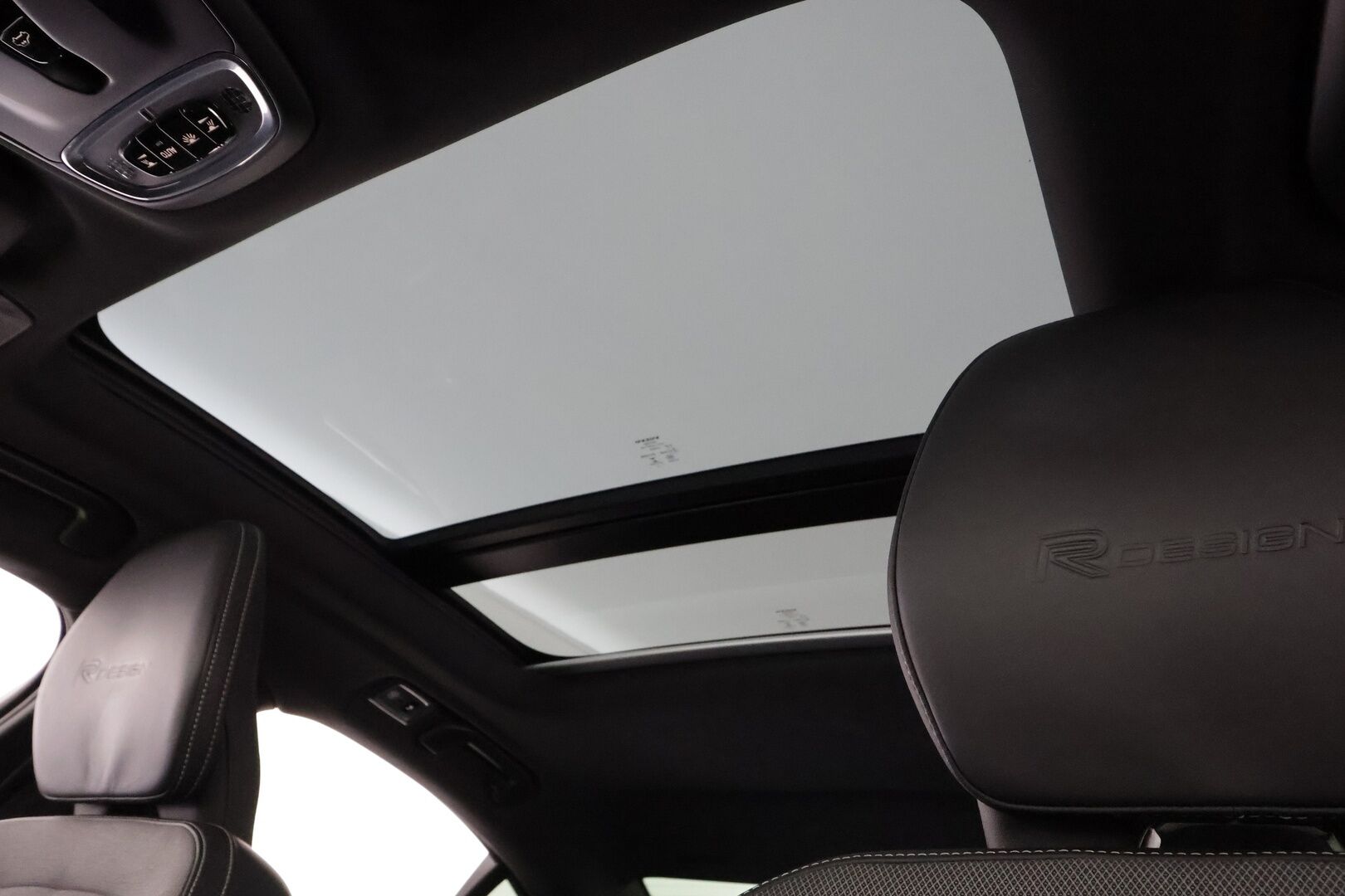 Volvo S60 2020 T8 TwE AWD Business R-Design aut * Webasto / Koukku / H&K / Panorama / ACC / Full-LED / 360° / Sportpenkki Muistilla * - Kahdet renkaat - HULLU BLACKWEEK KORKOTARJOUS 2,49%