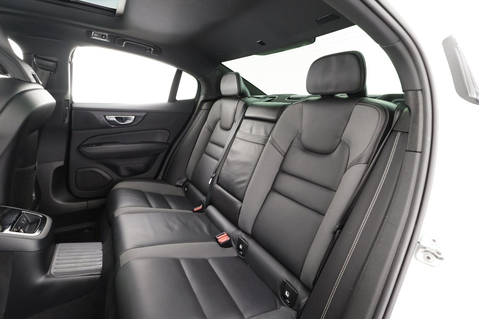 Volvo S60 2020 T8 TwE AWD Business R-Design aut * Webasto / Koukku / H&K / Panorama / ACC / Full-LED / 360° / Sportpenkki Muistilla * - Kahdet renkaat - HULLU BLACKWEEK KORKOTARJOUS 2,49%