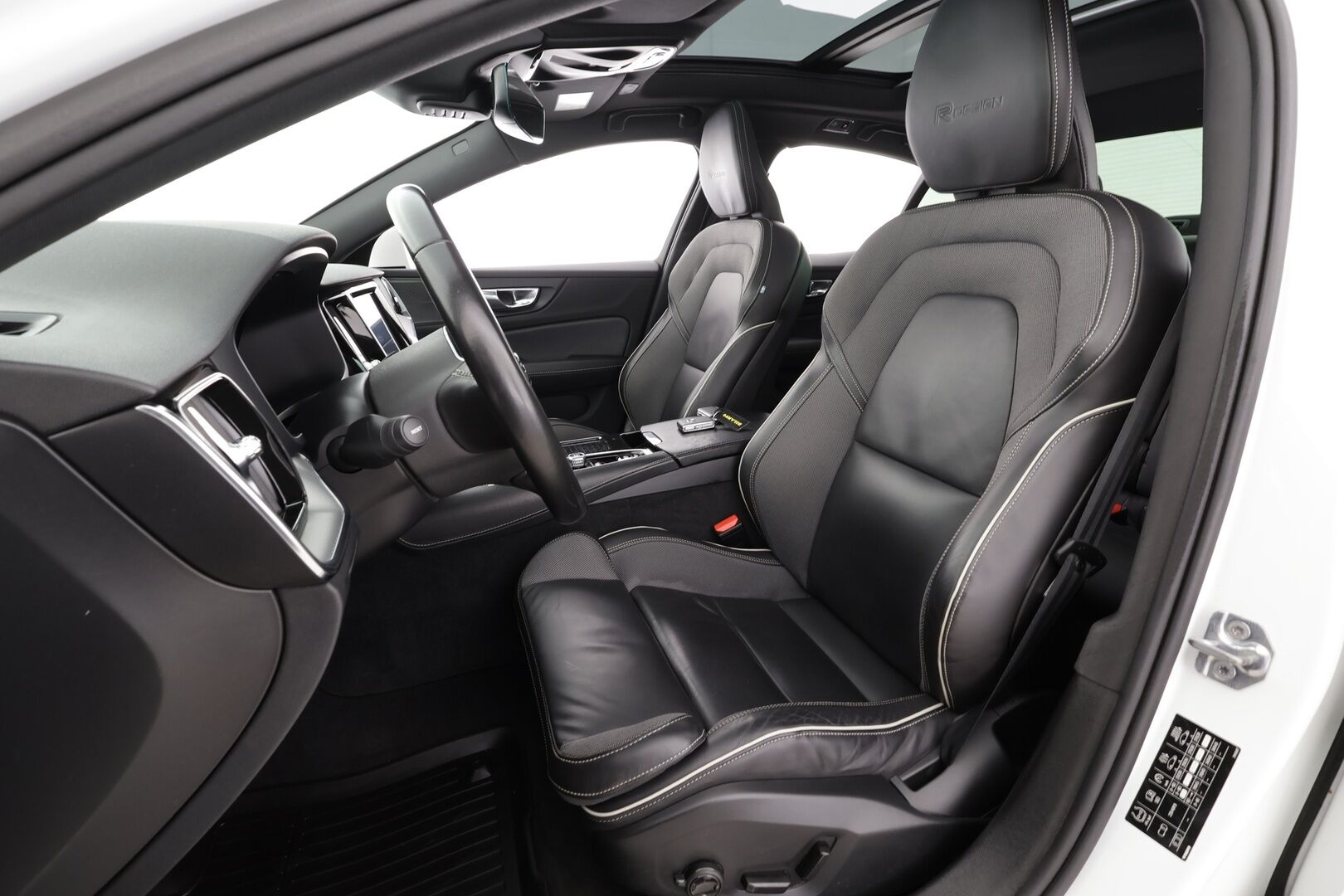 Volvo S60 2020 T8 TwE AWD Business R-Design aut * Webasto / Koukku / H&K / Panorama / ACC / Full-LED / 360° / Sportpenkki Muistilla * - Kahdet renkaat - HULLU BLACKWEEK KORKOTARJOUS 2,49%