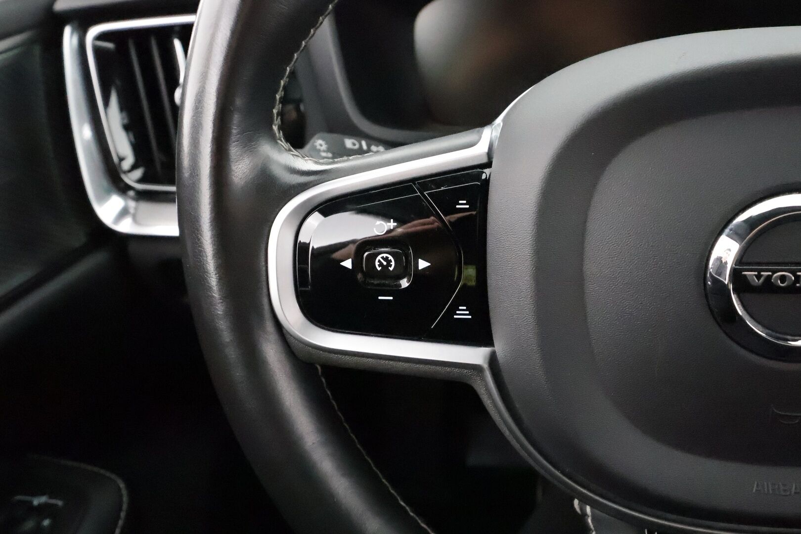 Volvo S60 2020 T8 TwE AWD Business R-Design aut * Webasto / Koukku / H&K / Panorama / ACC / Full-LED / 360° / Sportpenkki Muistilla * - Kahdet renkaat - HULLU BLACKWEEK KORKOTARJOUS 2,49%