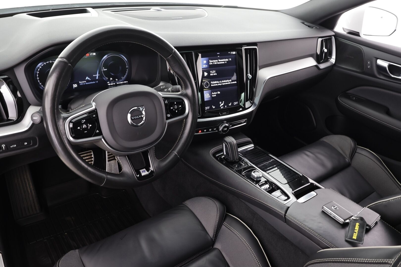 Volvo S60 2020 T8 TwE AWD Business R-Design aut * Webasto / Koukku / H&K / Panorama / ACC / Full-LED / 360° / Sportpenkki Muistilla * - Kahdet renkaat - HULLU BLACKWEEK KORKOTARJOUS 2,49%