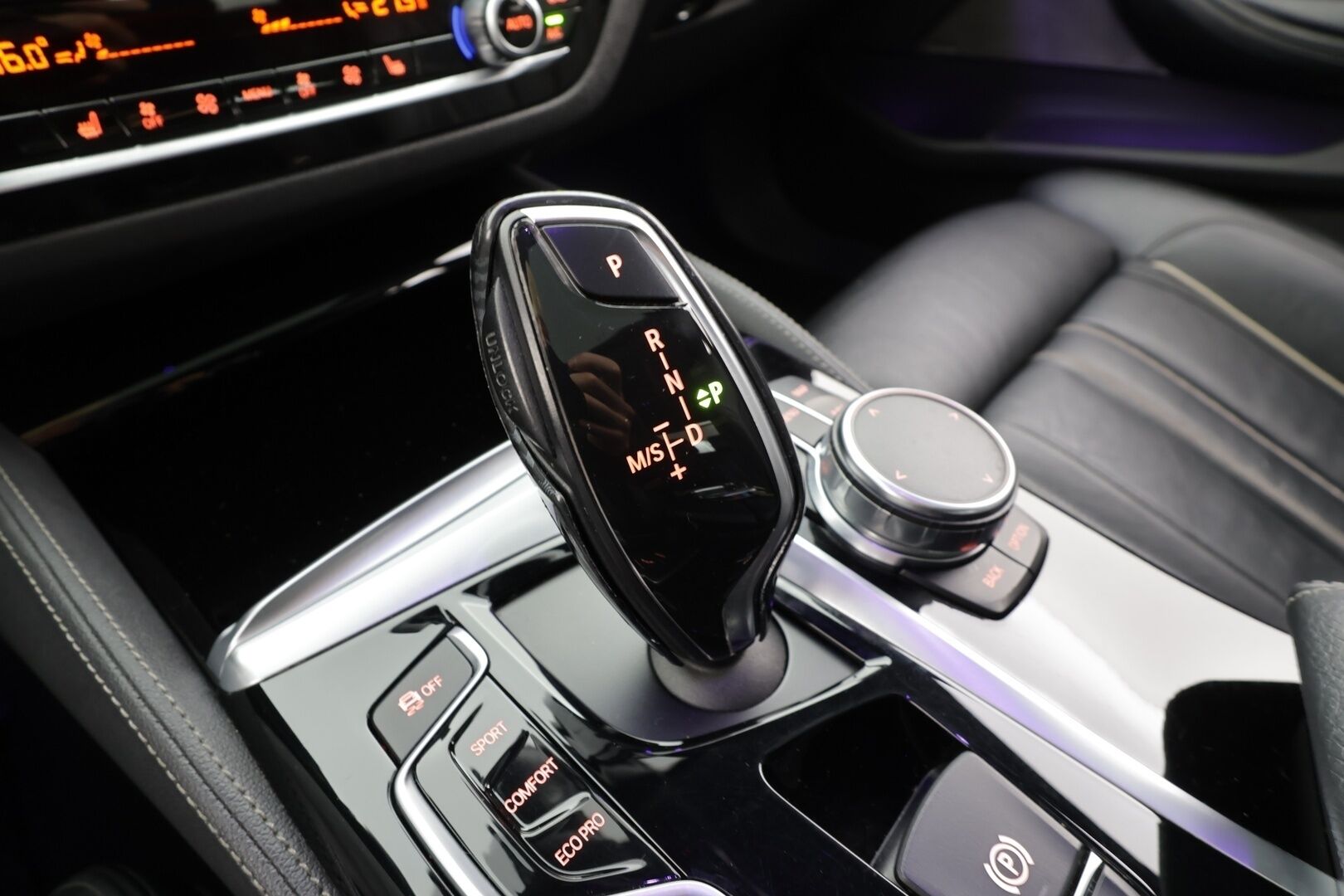 BMW 530 2017 G30 Sedan 530e A iPerformance M-Sport * HUD / Lasikattoluukku / Adapt.LED / ACC / H&K / 360° / Sportnahat Muistilla * - Kahdet renkaat / Merkkihuollettu! / *SUPER KAMOILLA*