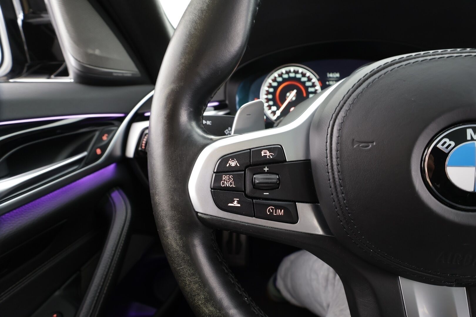 BMW 530 2017 G30 Sedan 530e A iPerformance M-Sport * HUD / Lasikattoluukku / Adapt.LED / ACC / H&K / 360° / Sportnahat Muistilla * - Kahdet renkaat / Merkkihuollettu! / *SUPER KAMOILLA*