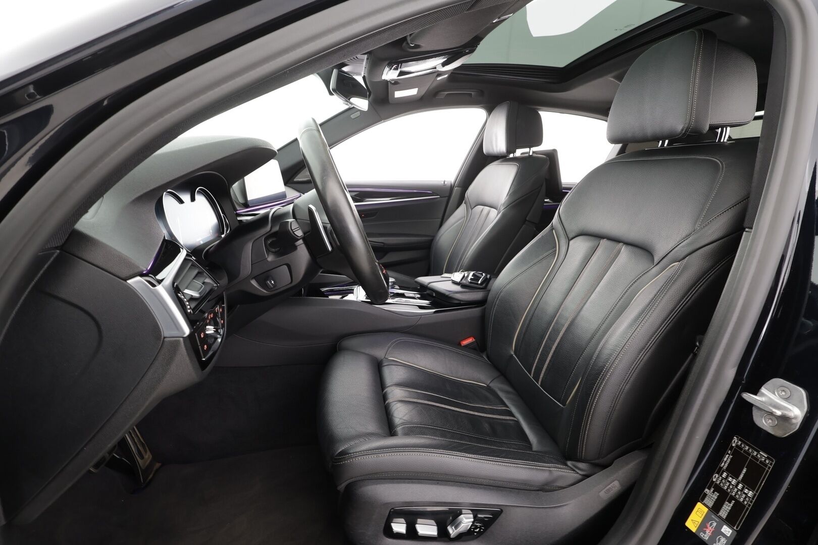 BMW 530 2017 G30 Sedan 530e A iPerformance M-Sport * HUD / Lasikattoluukku / Adapt.LED / ACC / H&K / 360° / Sportnahat Muistilla * - Kahdet renkaat / Merkkihuollettu! / *SUPER KAMOILLA*