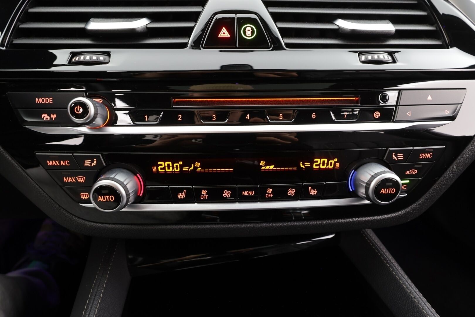 BMW 530 2017 G30 Sedan 530e A iPerformance M-Sport * HUD / Lasikattoluukku / Adapt.LED / ACC / H&K / 360° / Sportnahat Muistilla * - Kahdet renkaat / Merkkihuollettu! / *SUPER KAMOILLA*