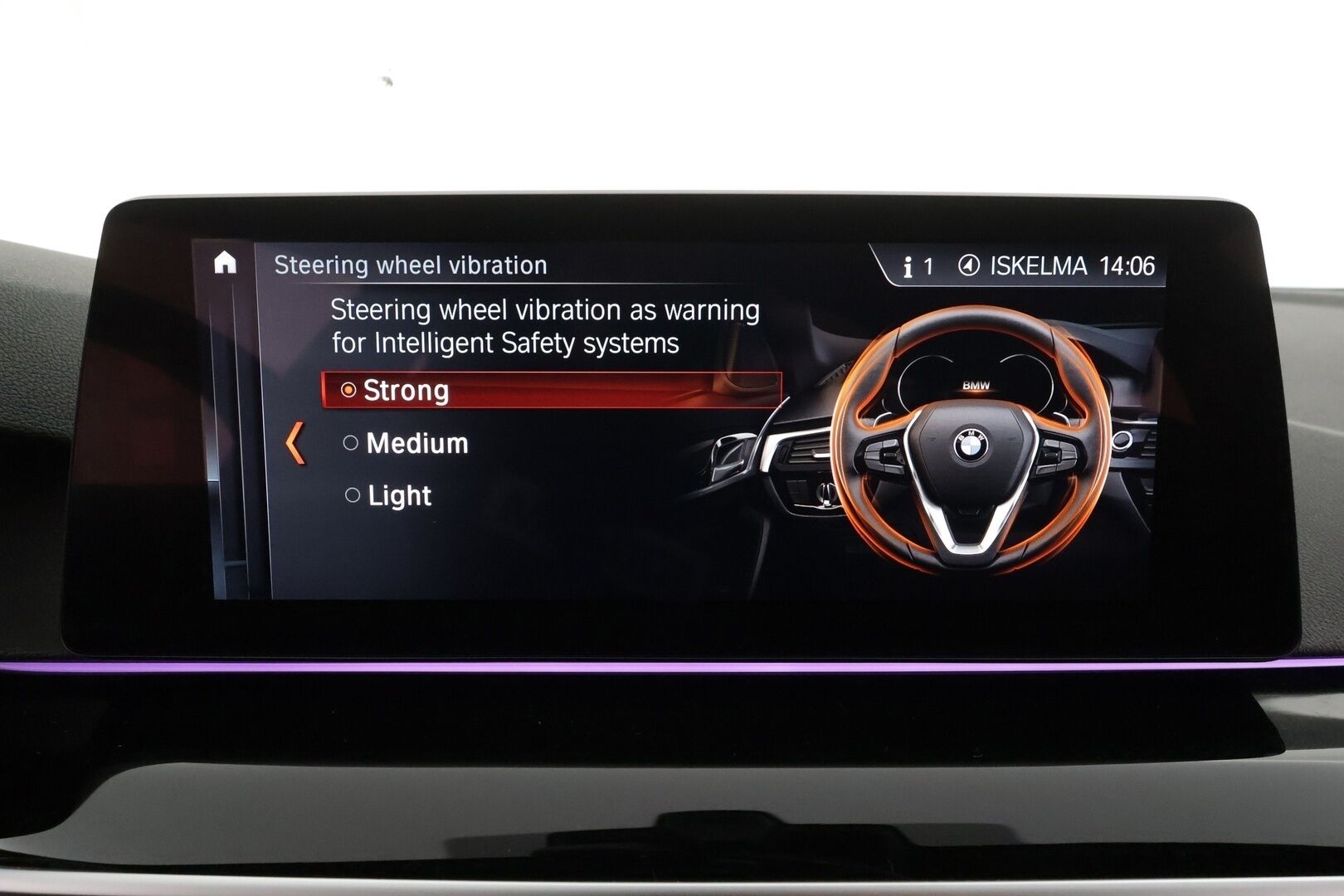 BMW 530 2017 G30 Sedan 530e A iPerformance M-Sport * HUD / Lasikattoluukku / Adapt.LED / ACC / H&K / 360° / Sportnahat Muistilla * - Kahdet renkaat / Merkkihuollettu! / *SUPER KAMOILLA*