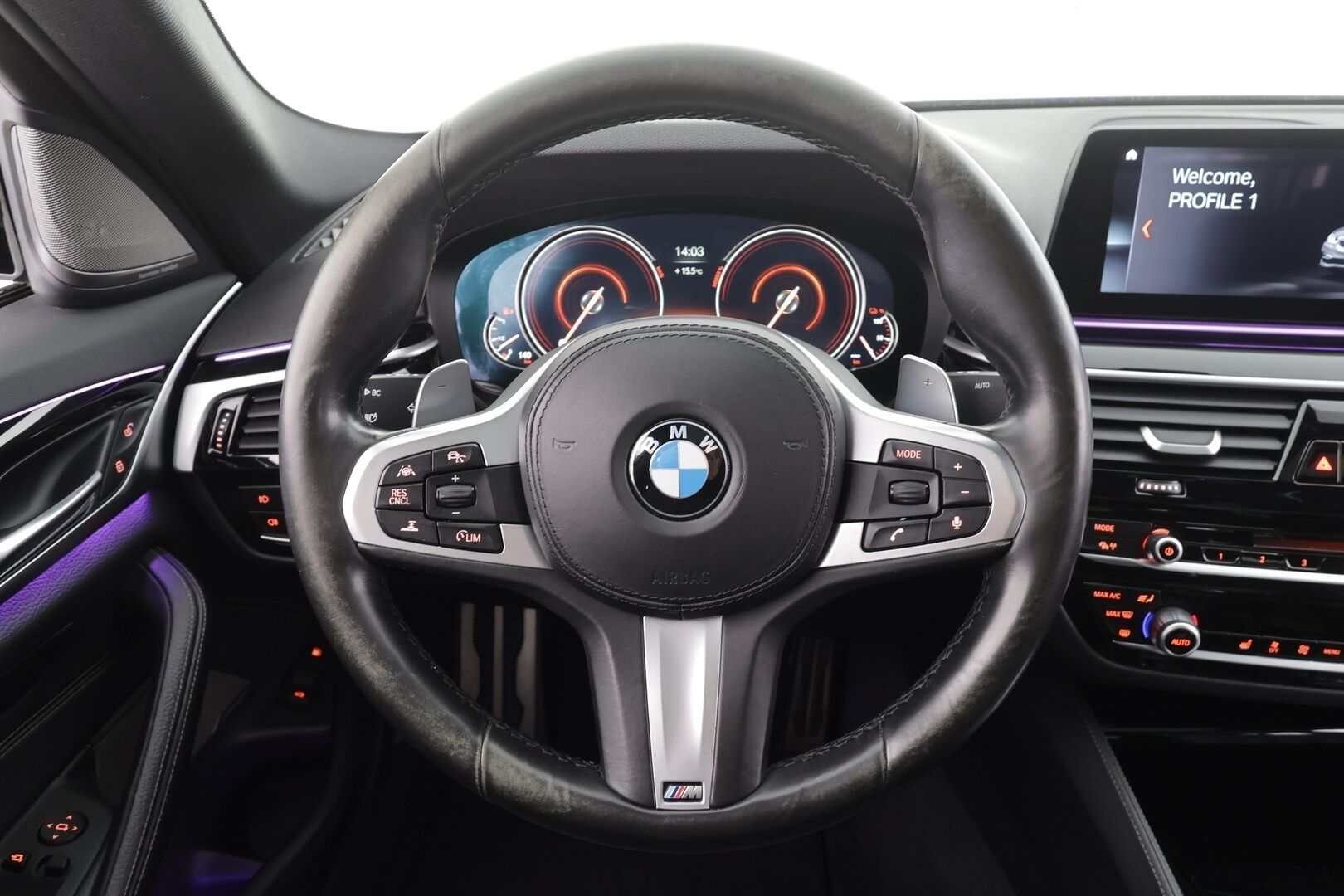 BMW 530 2017 G30 Sedan 530e A iPerformance M-Sport * HUD / Lasikattoluukku / Adapt.LED / ACC / H&K / 360° / Sportnahat Muistilla * - Kahdet renkaat / Merkkihuollettu! / *SUPER KAMOILLA*