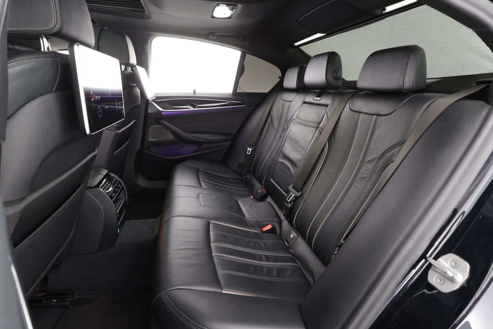 BMW 530 2017 G30 Sedan 530e A iPerformance M-Sport * HUD / Lasikattoluukku / Adapt.LED / ACC / H&K / 360° / Sportnahat Muistilla * - Kahdet renkaat / Merkkihuollettu! / *SUPER KAMOILLA*