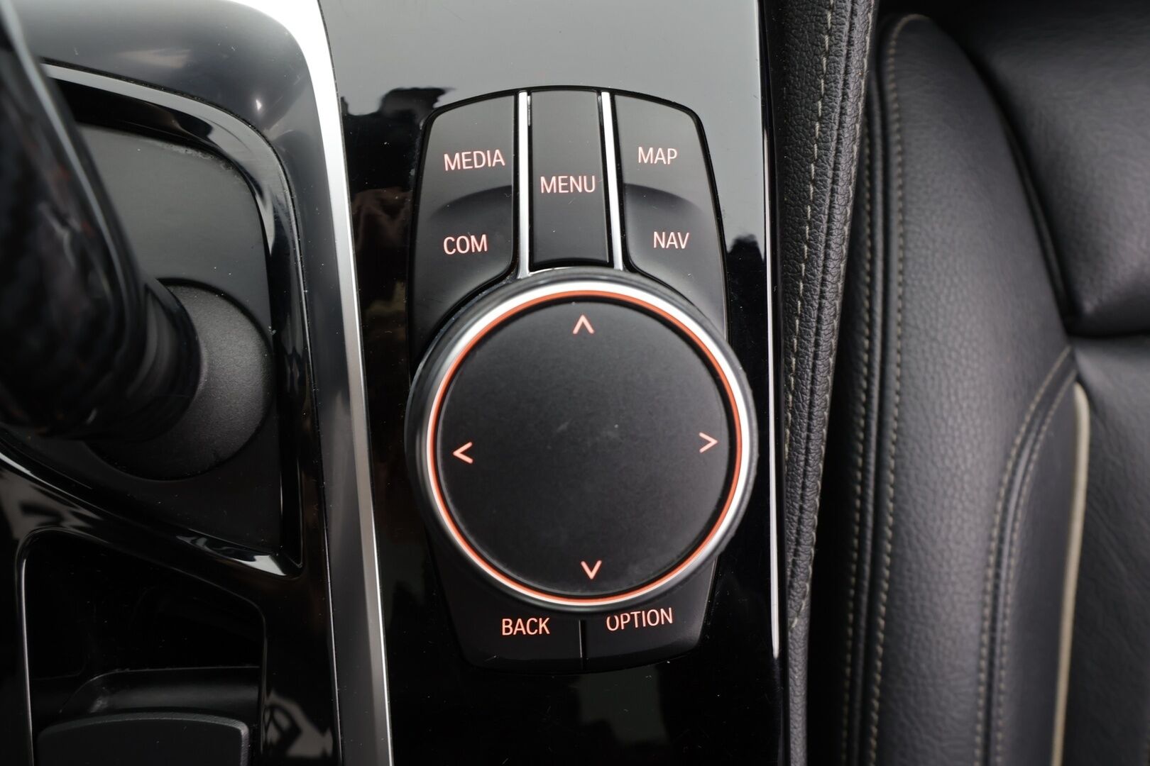 BMW 530 2017 G30 Sedan 530e A iPerformance M-Sport * HUD / Lasikattoluukku / Adapt.LED / ACC / H&K / 360° / Sportnahat Muistilla * - Kahdet renkaat / Merkkihuollettu! / *SUPER KAMOILLA*