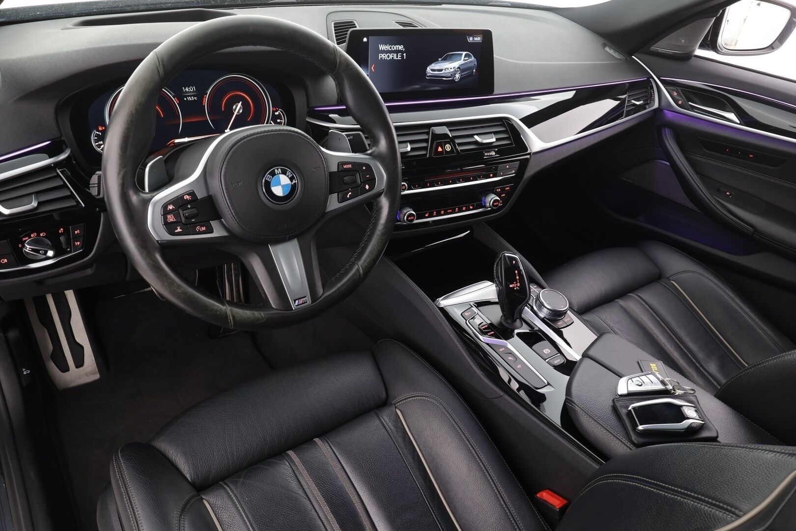 BMW 530 2017 G30 Sedan 530e A iPerformance M-Sport * HUD / Lasikattoluukku / Adapt.LED / ACC / H&K / 360° / Sportnahat Muistilla * - Kahdet renkaat / Merkkihuollettu! / *SUPER KAMOILLA*