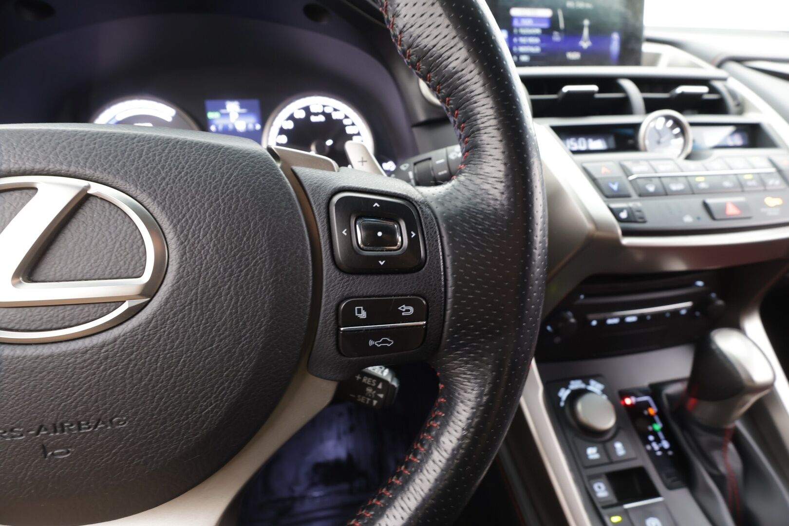 Lexus NX 2015 300h Hybrid A AWD F Sport - | ACC | Sähkönahat | P.kamera | Koukku | Lohko + sisälämmitin | LED | Keyless | Lämm. sähkösäätöinen ratti | BT | 2x renkaat aluin | 