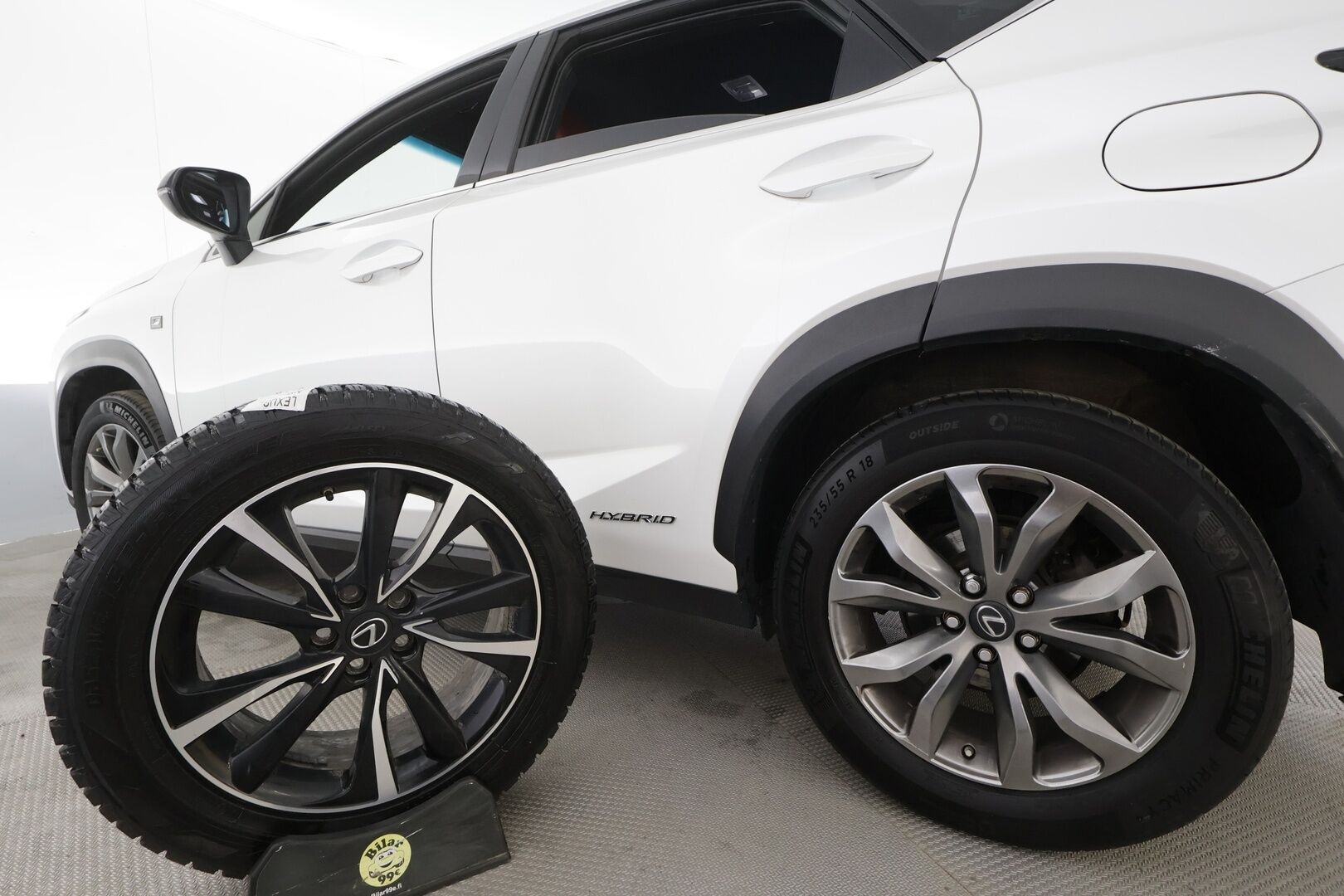 Lexus NX 2015 300h Hybrid A AWD F Sport - | ACC | Sähkönahat | P.kamera | Koukku | Lohko + sisälämmitin | LED | Keyless | Lämm. sähkösäätöinen ratti | BT | 2x renkaat aluin | 