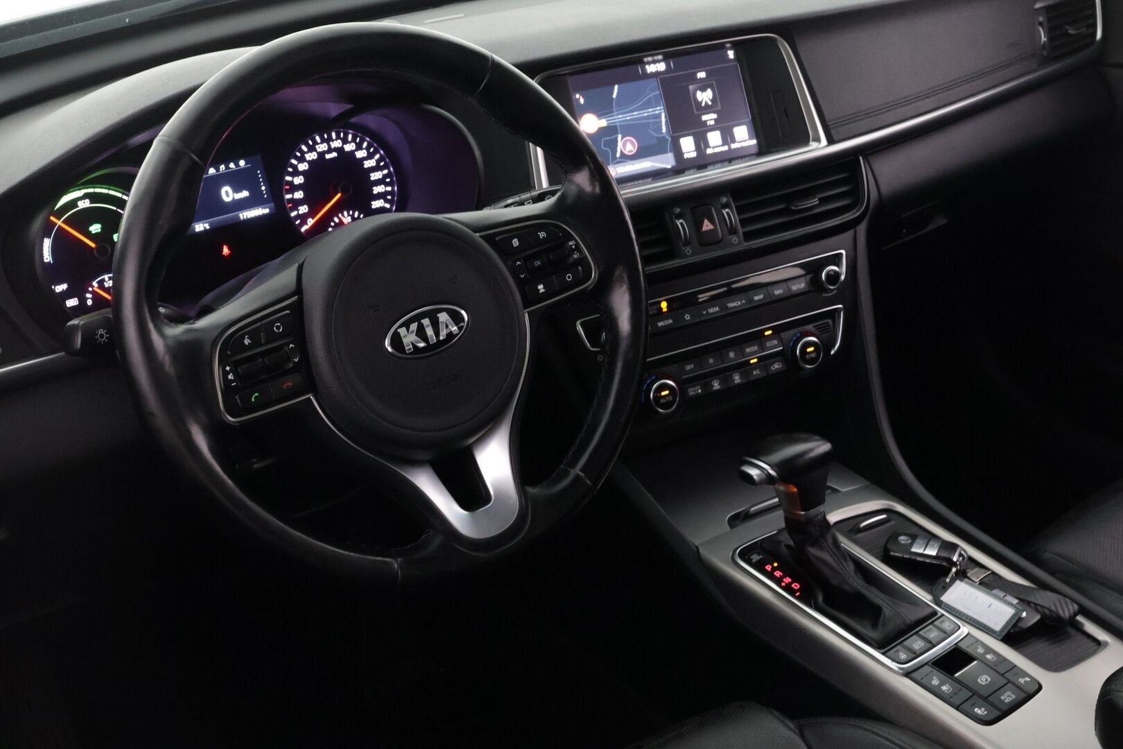 Kia Optima 2018 2,0 GDI PHEV Business Luxury SW A/T - | Panorama | Muistipenkki | Ilmastoidut etu-istuimet | ACC | BLIS | Navi | Harman & Kardon | Koukku | 360-kamera | Apple&Android | Keylessgo | 