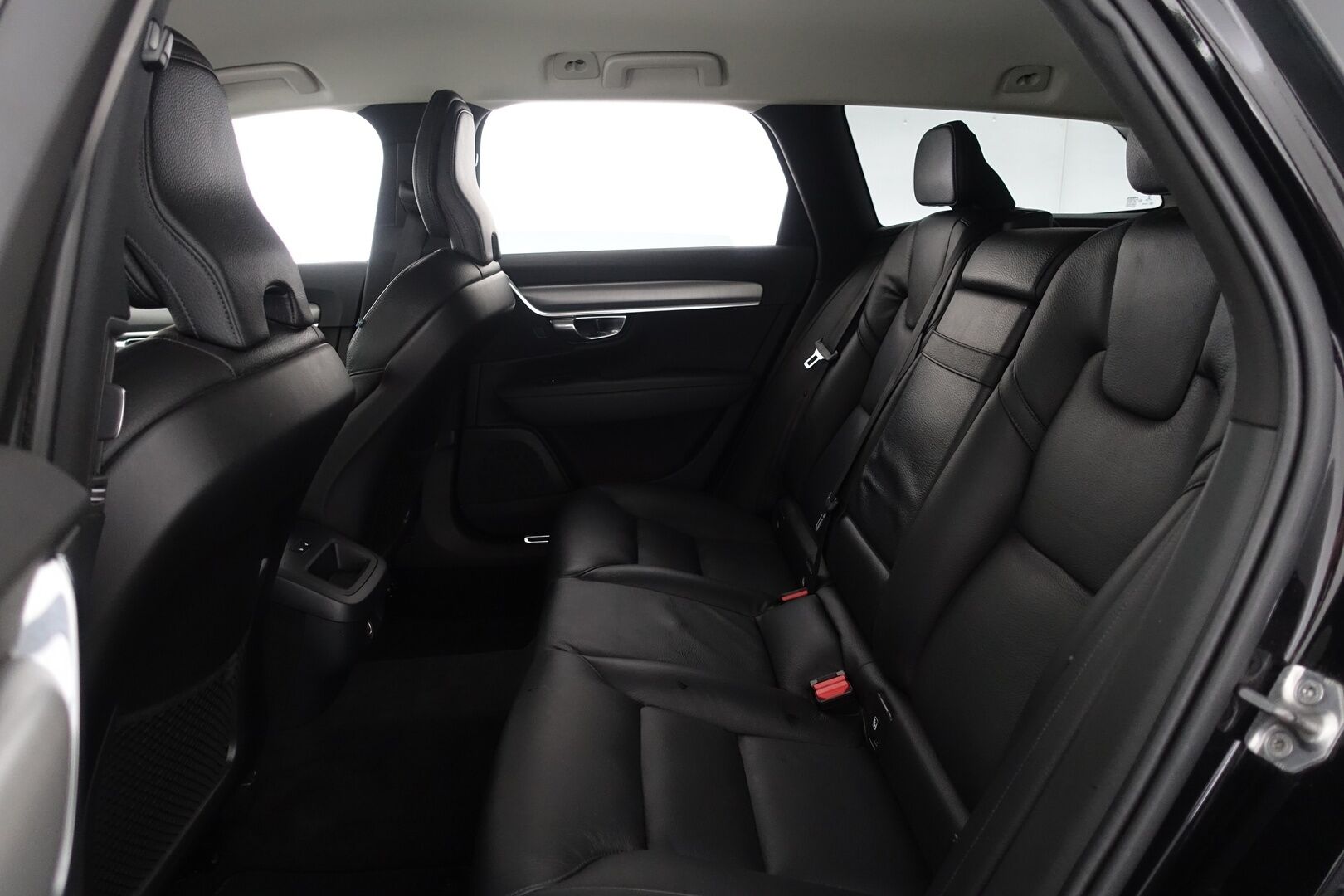 Volvo V90 2019 D4 AWD Momentum aut - | ACC | Webasto | Digimittaristo | Nahkasisusta | Vetokoukku | Pilot Assist | Keyless | Tutkat | LED | Ratinlämmitin | Comfort Istuimet | VOC | 2X Renkaat & Vanteet |