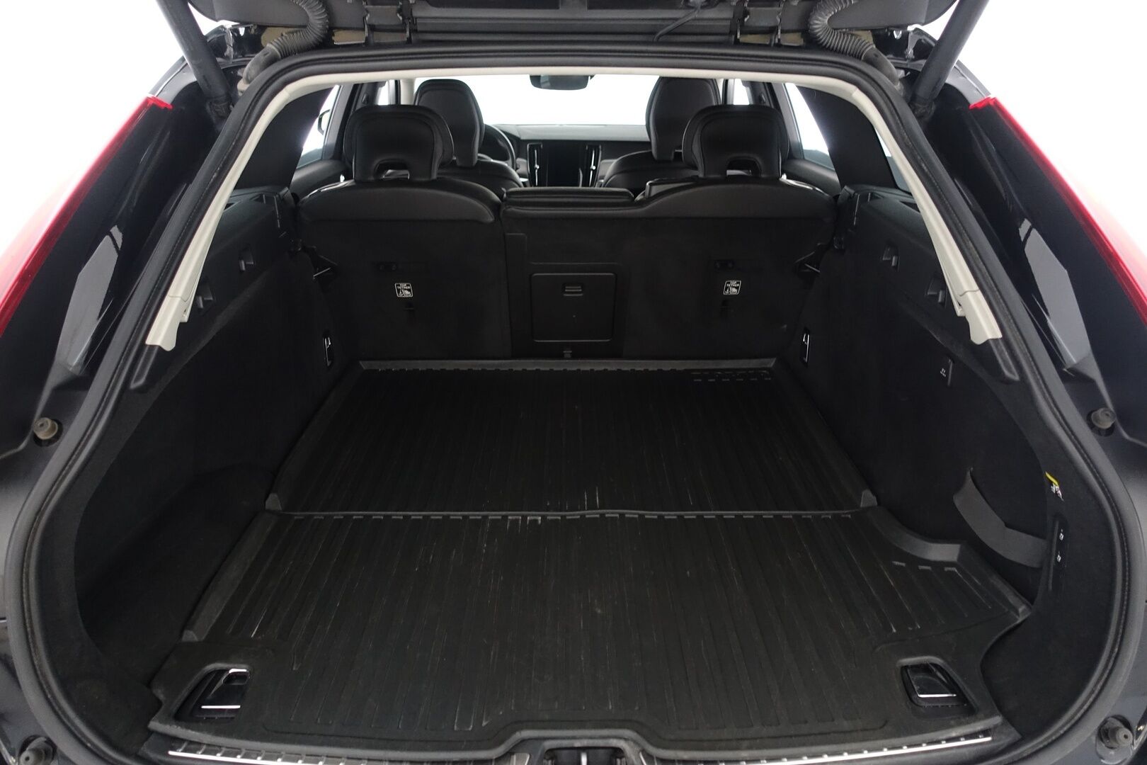 Volvo V90 2019 D4 AWD Momentum aut - | ACC | Webasto | Digimittaristo | Nahkasisusta | Vetokoukku | Pilot Assist | Keyless | Tutkat | LED | Ratinlämmitin | Comfort Istuimet | VOC | 2X Renkaat & Vanteet |