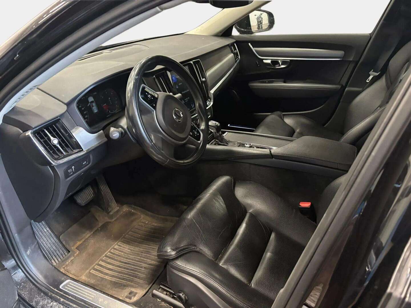 Volvo V90 2019 D4 AWD Momentum aut - | ACC | Webasto | Nahkasisusta | Sporttipenkit | Koukku | LED | 