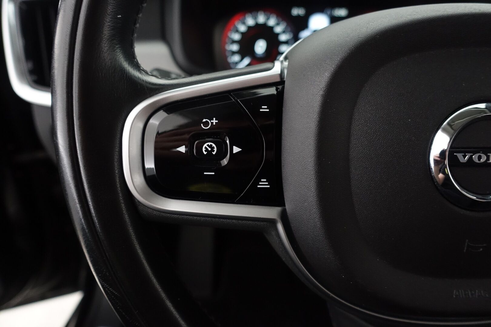 Volvo V90 2019 D4 AWD Momentum aut - | ACC | Webasto | Digimittaristo | Nahkasisusta | Vetokoukku | Pilot Assist | Keyless | Tutkat | LED | Ratinlämmitin | Comfort Istuimet | VOC | 2X Renkaat & Vanteet |