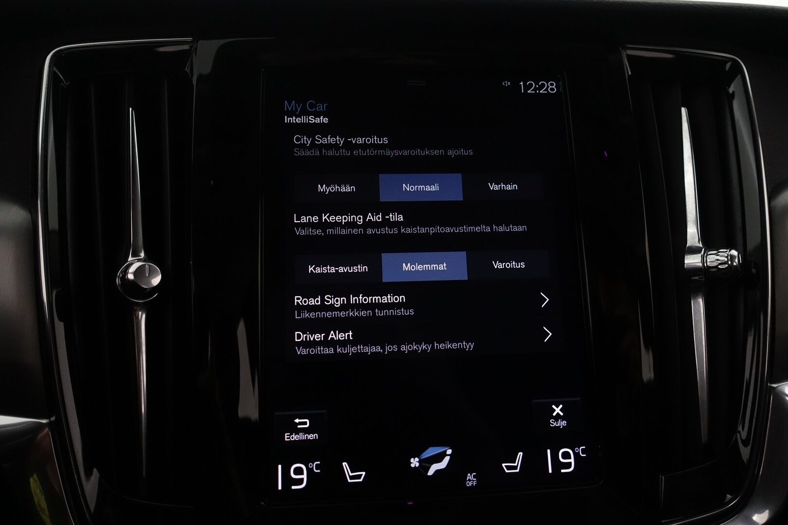 Volvo V90 2019 D4 AWD Momentum aut - | ACC | Webasto | Digimittaristo | Nahkasisusta | Vetokoukku | Pilot Assist | Keyless | Tutkat | LED | Ratinlämmitin | Comfort Istuimet | VOC | 2X Renkaat & Vanteet |