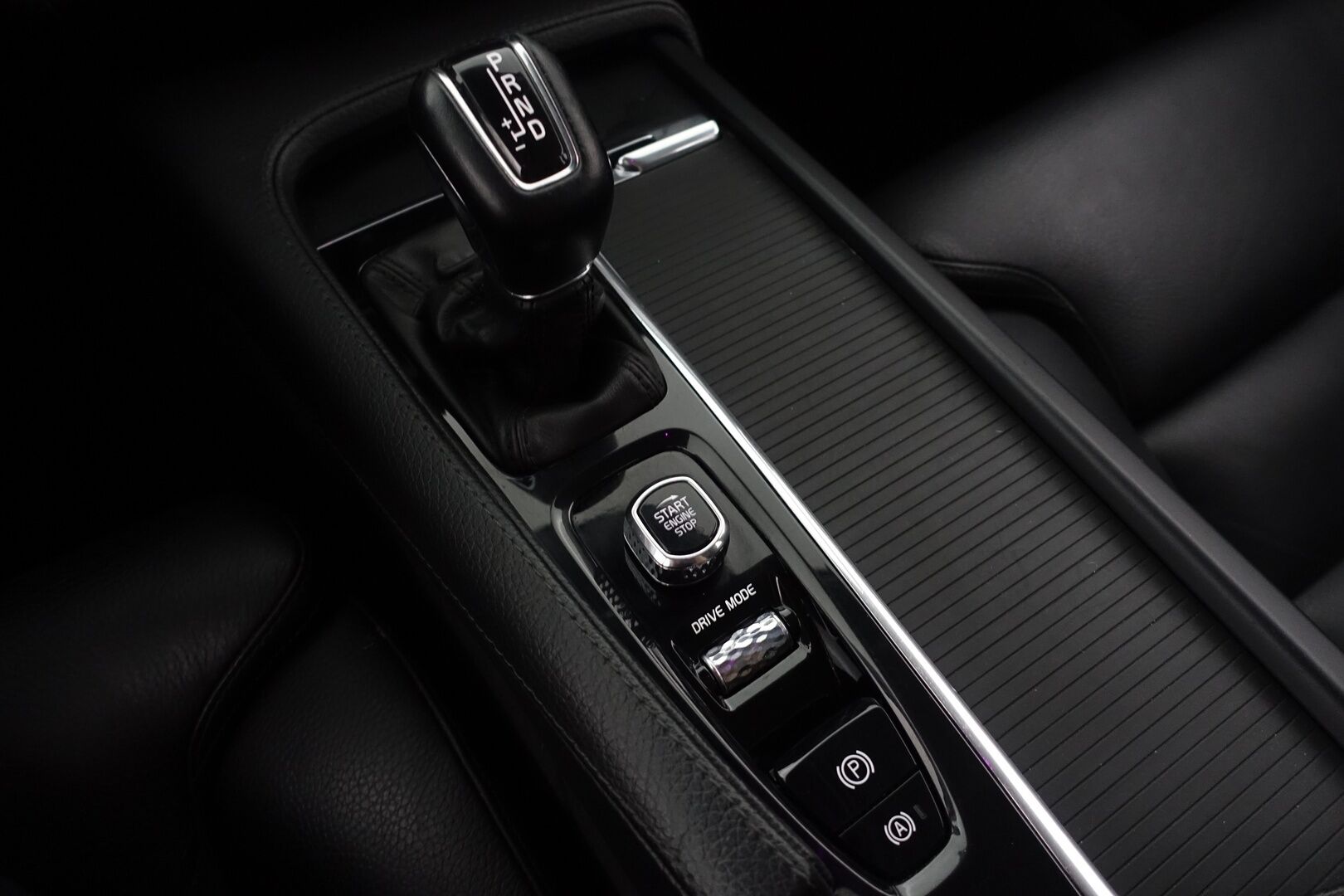 Volvo V90 2019 D4 AWD Momentum aut - | ACC | Webasto | Digimittaristo | Nahkasisusta | Vetokoukku | Pilot Assist | Keyless | Tutkat | LED | Ratinlämmitin | Comfort Istuimet | VOC | 2X Renkaat & Vanteet |