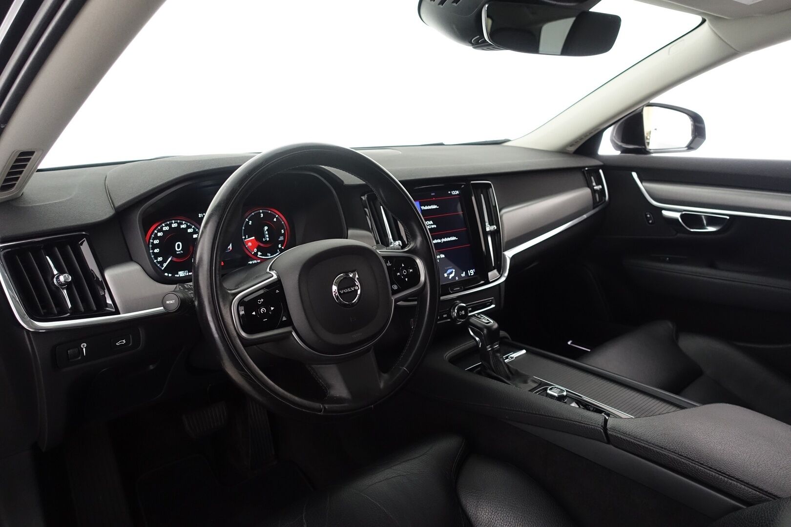 Volvo V90 2019 D4 AWD Momentum aut - | ACC | Webasto | Digimittaristo | Nahkasisusta | Vetokoukku | Pilot Assist | Keyless | Tutkat | LED | Ratinlämmitin | Comfort Istuimet | VOC | 2X Renkaat & Vanteet |