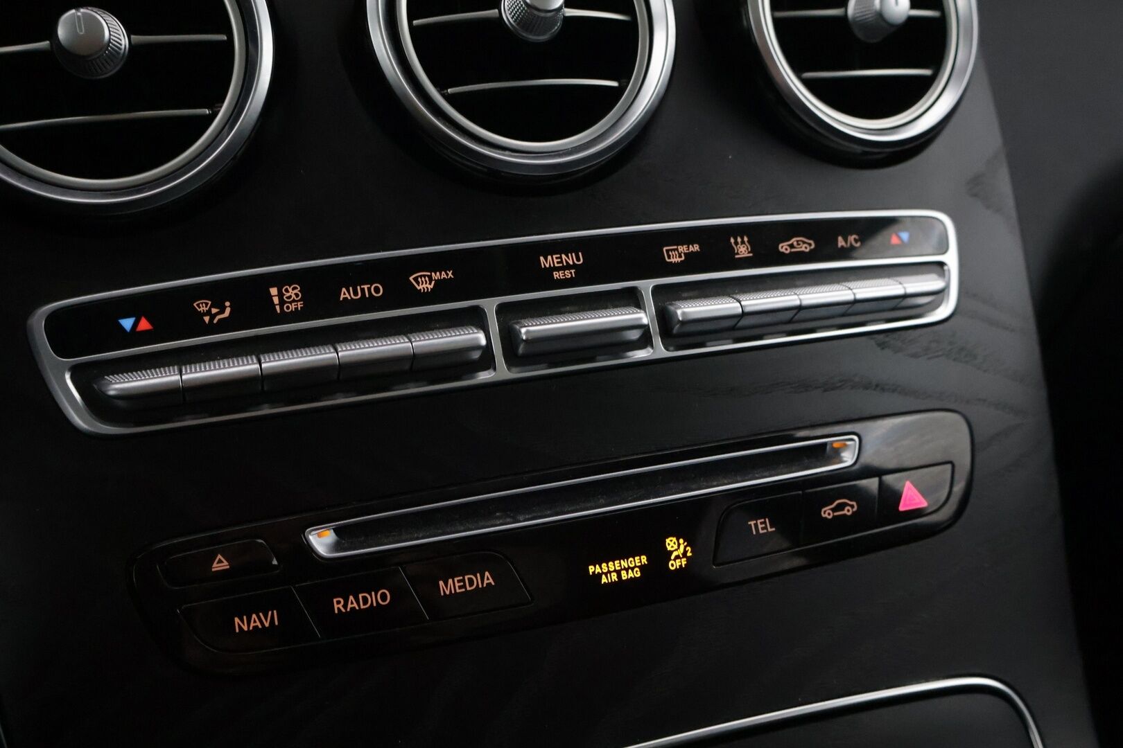 Mercedes-Benz GLC 2018 350 e 4MATIC **Burmeister / Alletaittuva koukku / Muistipenkit / Panorama / Navi** - **Huollettu ja hyvin pidetty / Kahdet hyvät renkaat aluvanteilla**