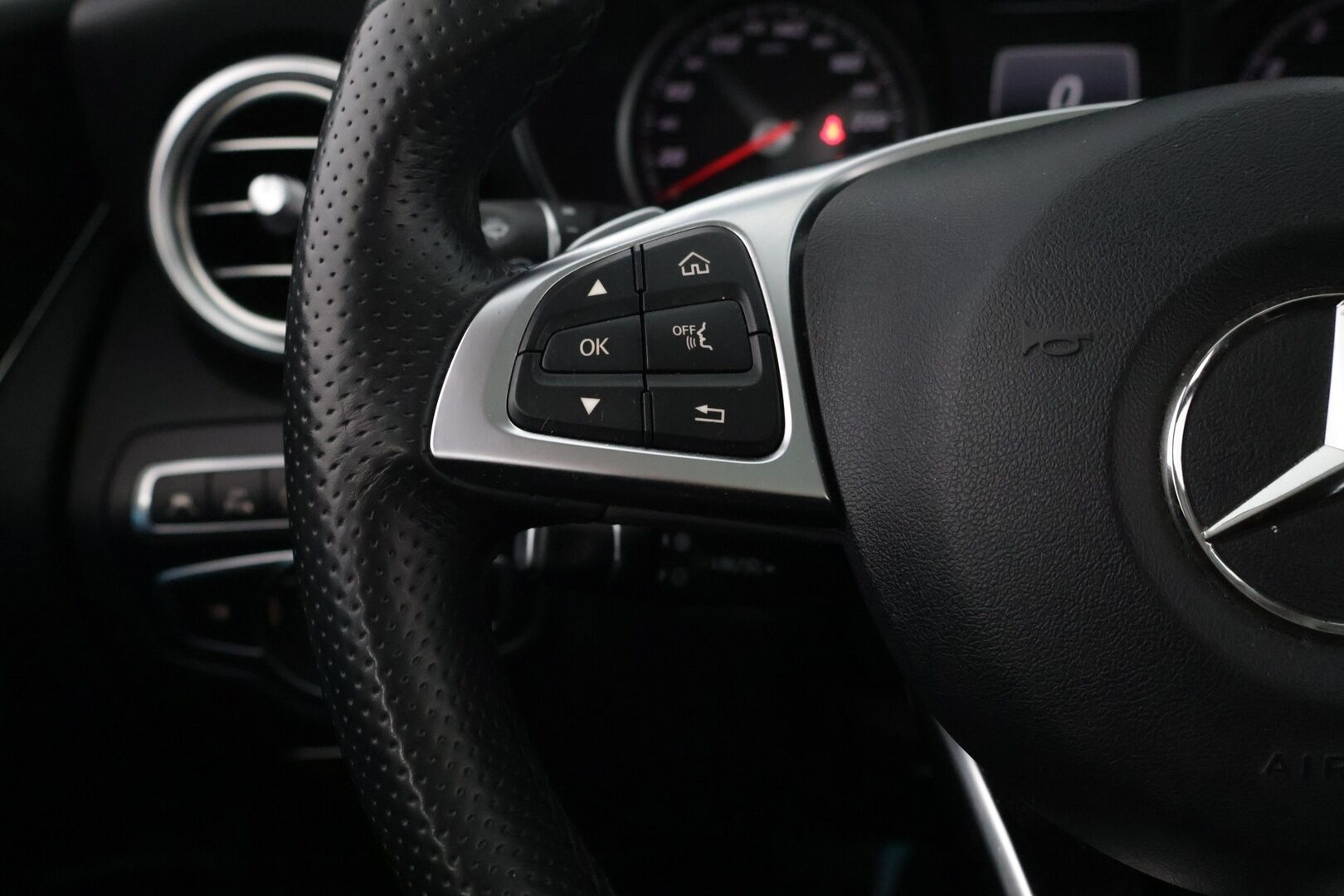 Mercedes-Benz GLC 2018 350 e 4MATIC **Burmeister / Alletaittuva koukku / Muistipenkit / Panorama / Navi** - **Huollettu ja hyvin pidetty / Kahdet hyvät renkaat aluvanteilla**