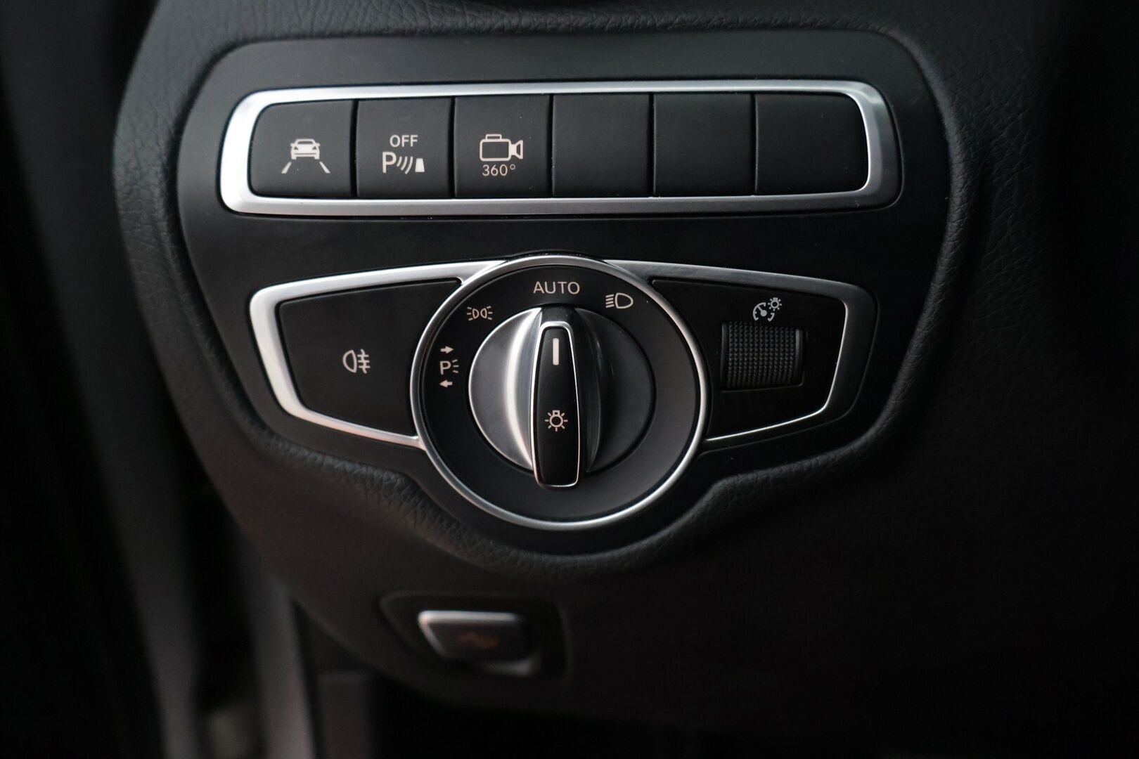 Mercedes-Benz GLC 2018 350 e 4MATIC **Burmeister / Alletaittuva koukku / Muistipenkit / Panorama / Navi** - **Huollettu ja hyvin pidetty / Kahdet hyvät renkaat aluvanteilla**