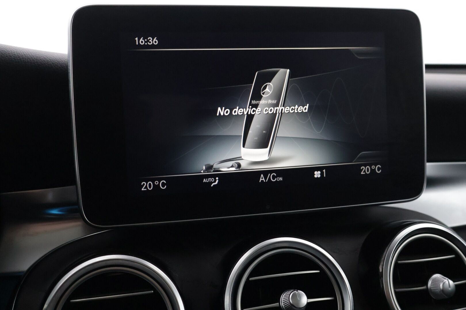 Mercedes-Benz GLC 2018 350 e 4MATIC **Burmeister / Alletaittuva koukku / Muistipenkit / Panorama / Navi** - **Huollettu ja hyvin pidetty / Kahdet hyvät renkaat aluvanteilla**