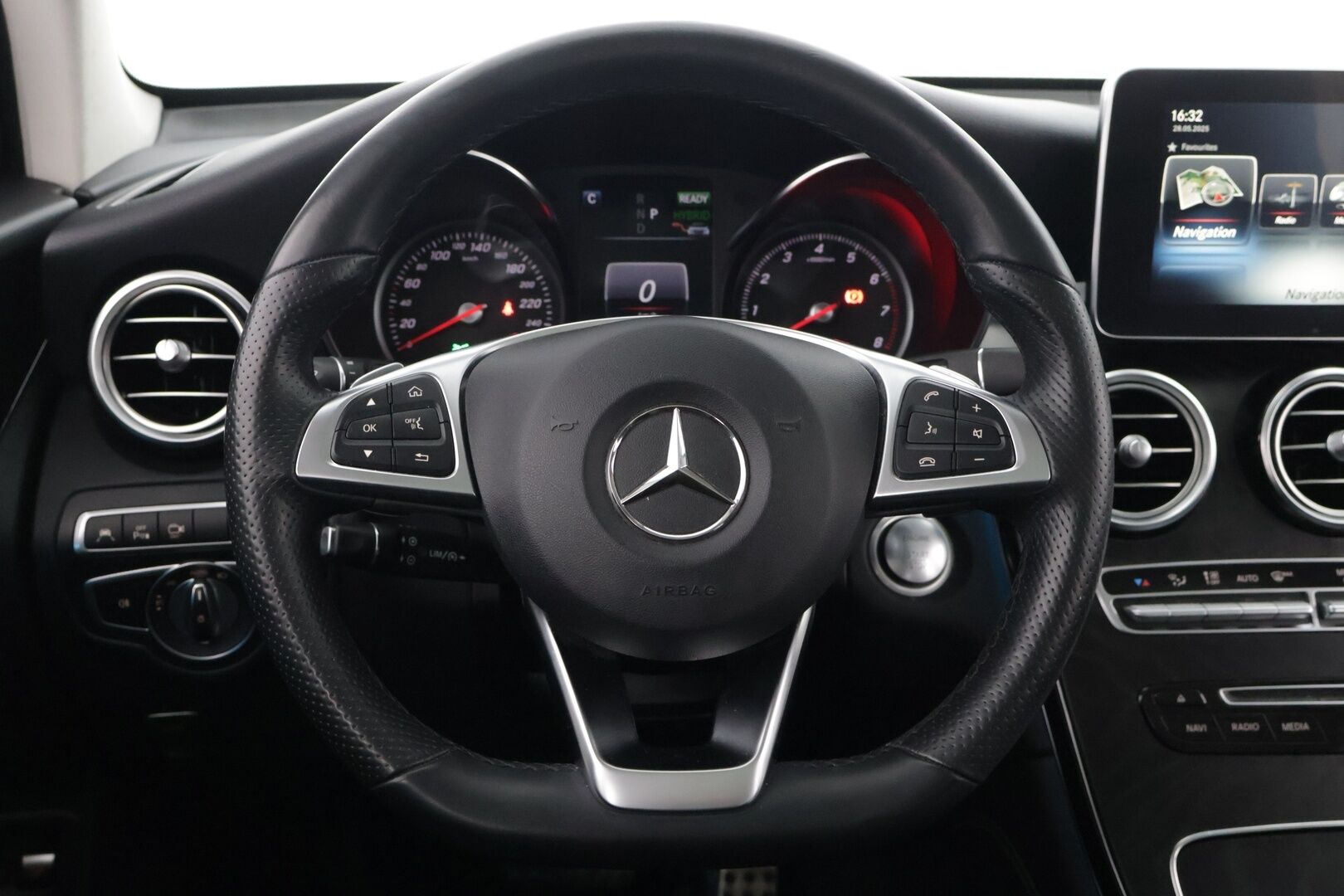 Mercedes-Benz GLC 2018 350 e 4MATIC **Burmeister / Alletaittuva koukku / Muistipenkit / Panorama / Navi** - **Huollettu ja hyvin pidetty / Kahdet hyvät renkaat aluvanteilla**