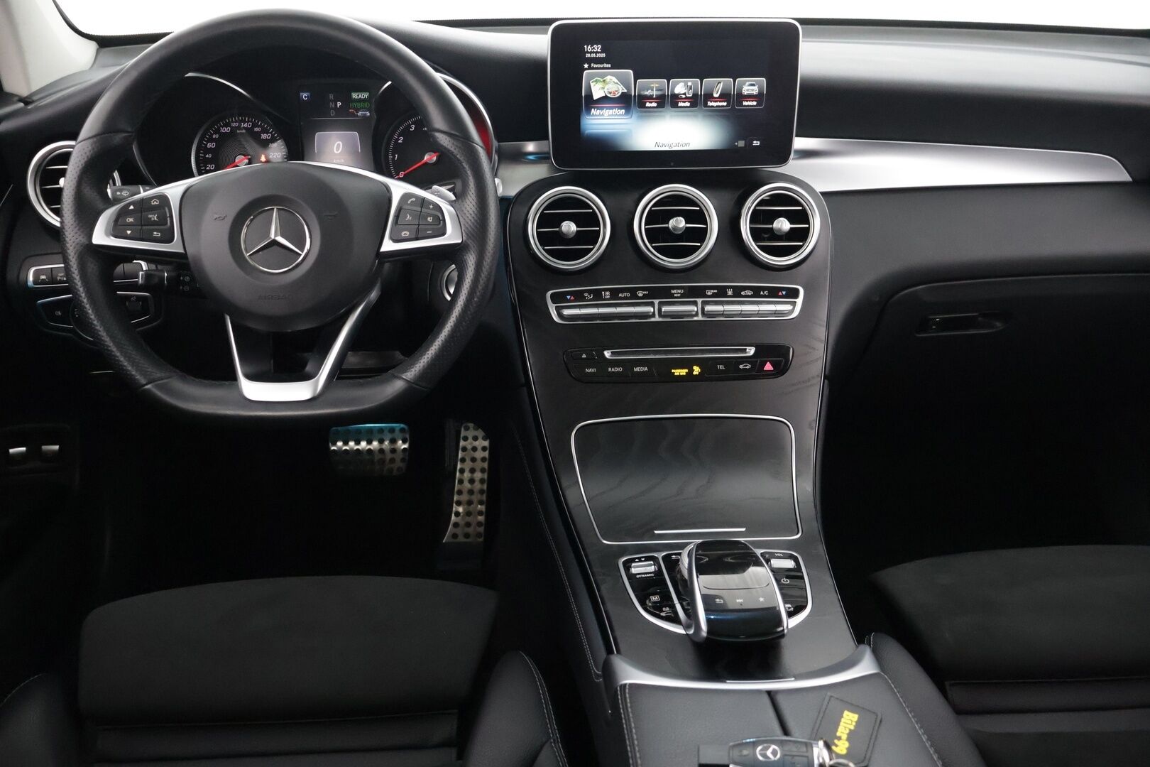 Mercedes-Benz GLC 2018 350 e 4MATIC **Burmeister / Alletaittuva koukku / Muistipenkit / Panorama / Navi** - **Huollettu ja hyvin pidetty / Kahdet hyvät renkaat aluvanteilla**