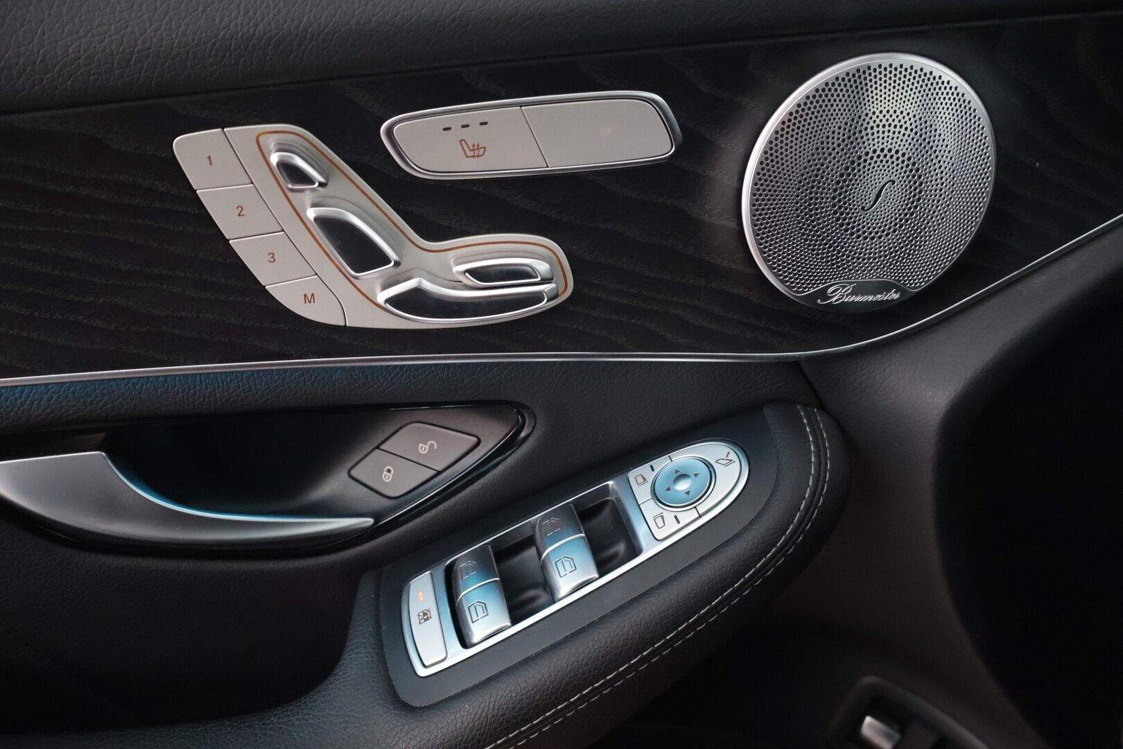 Mercedes-Benz GLC 2018 350 e 4MATIC **Burmeister / Alletaittuva koukku / Muistipenkit / Panorama / Navi** - **Huollettu ja hyvin pidetty / Kahdet hyvät renkaat aluvanteilla**
