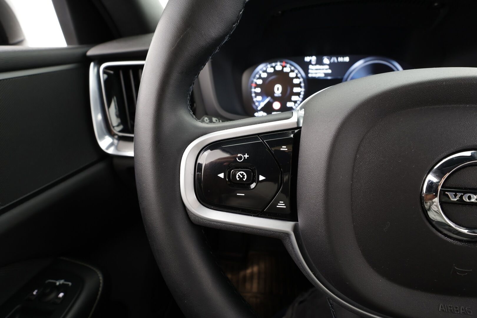 Volvo S60 2022 T8 AWD Long Range High Performance R-Design Edition aut * ACC / P.kamera / Full LED / Navi / Koukku / Muistipenkki * - 1.Om Suomi-auto / Akku kuntotarkastettu / Harvinainen Long Range + R-Design yhdistelmä / Merkkihuollettu