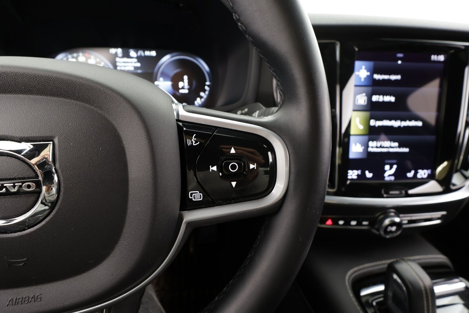 Volvo S60 2022 T8 AWD Long Range High Performance R-Design Edition aut * ACC / P.kamera / Full LED / Navi / Koukku / Muistipenkki * - 1.Om Suomi-auto / Akku kuntotarkastettu / Kahdet renkaat aluvanteilla / Merkkihuollettu - HULLUT AVAJAISHULINAT KORKOTARJOUS 3,29 %