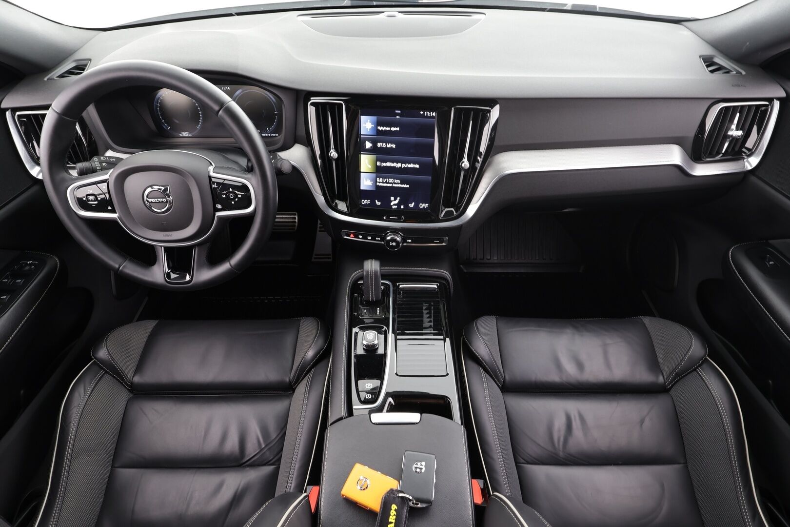 Volvo S60 2022 T8 AWD Long Range High Performance R-Design Edition aut * ACC / P.kamera / Full LED / Navi / Koukku / Muistipenkki * - 1.Om Suomi-auto / Akku kuntotarkastettu / Harvinainen Long Range + R-Design yhdistelmä / Merkkihuollettu