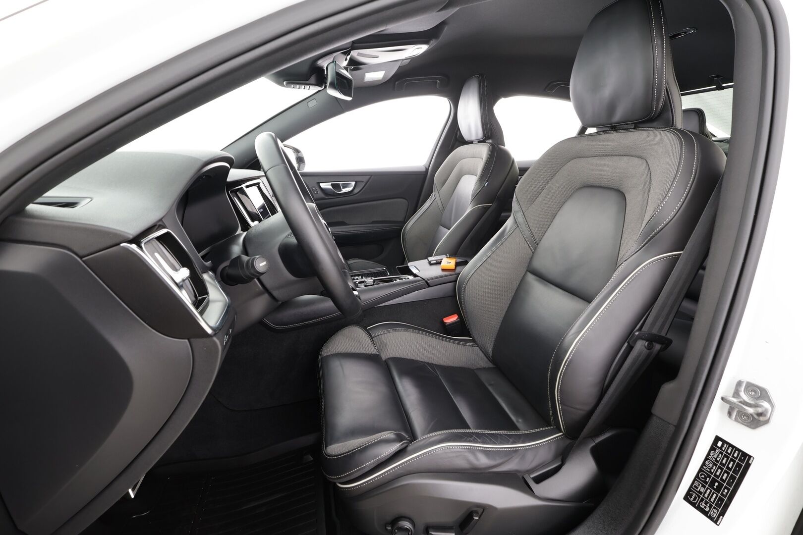 Volvo S60 2022 T8 AWD Long Range High Performance R-Design Edition aut * ACC / P.kamera / Full LED / Navi / Koukku / Muistipenkki * - 1.Om Suomi-auto / Akku kuntotarkastettu / Harvinainen Long Range + R-Design yhdistelmä / Merkkihuollettu