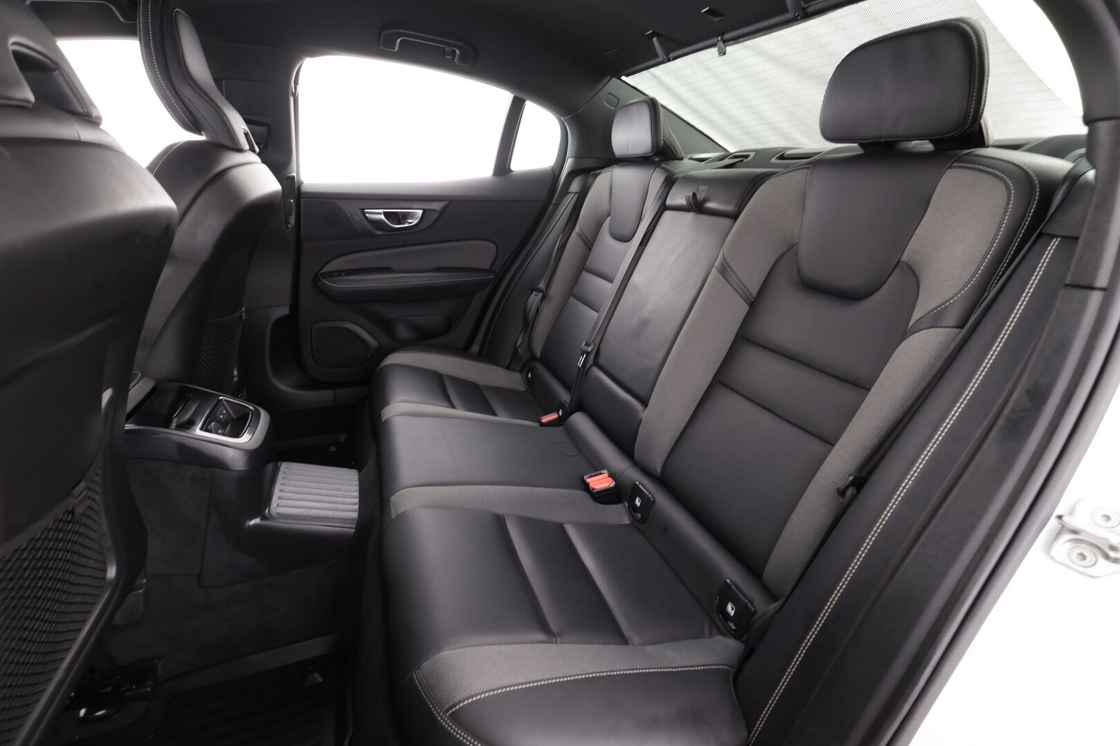 Volvo S60 2022 T8 AWD Long Range High Performance R-Design Edition aut * ACC / P.kamera / Full LED / Navi / Koukku / Muistipenkki * - 1.Om Suomi-auto / Akku kuntotarkastettu / Kahdet renkaat aluvanteilla / Merkkihuollettu